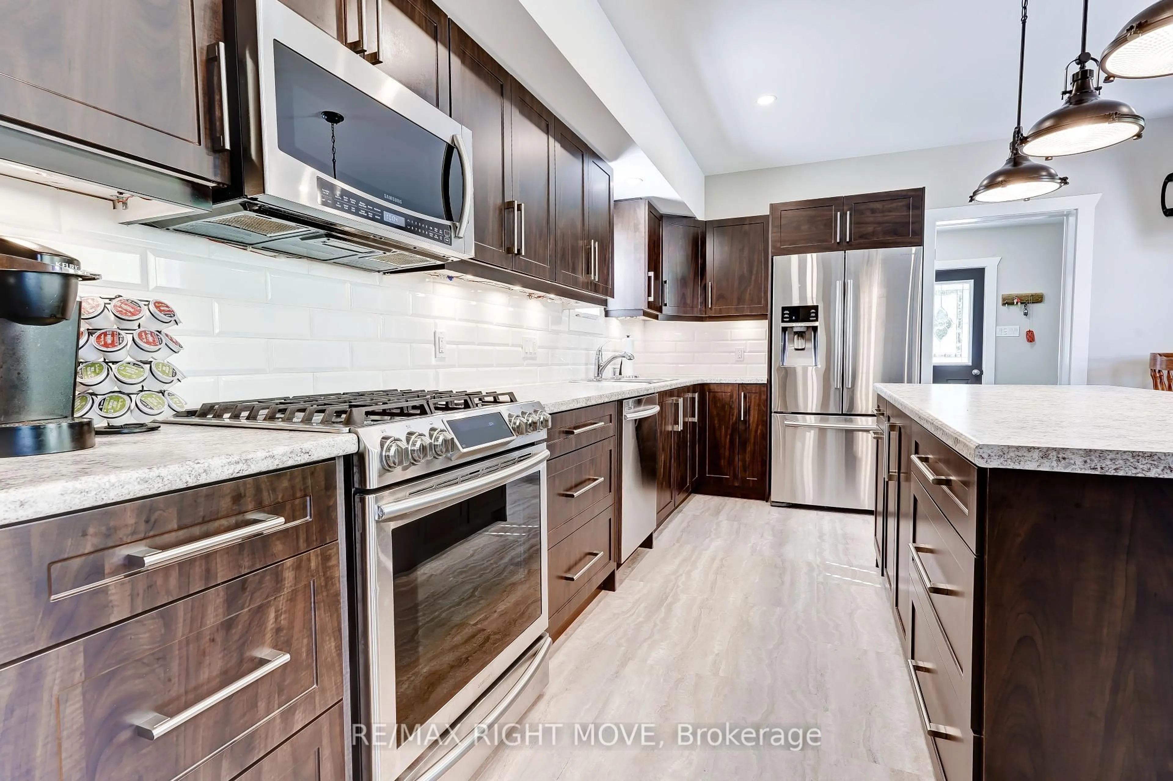 Contemporary kitchen, ceramic/tile floor for 209 Atherley Rd, Orillia Ontario L3V 1N6