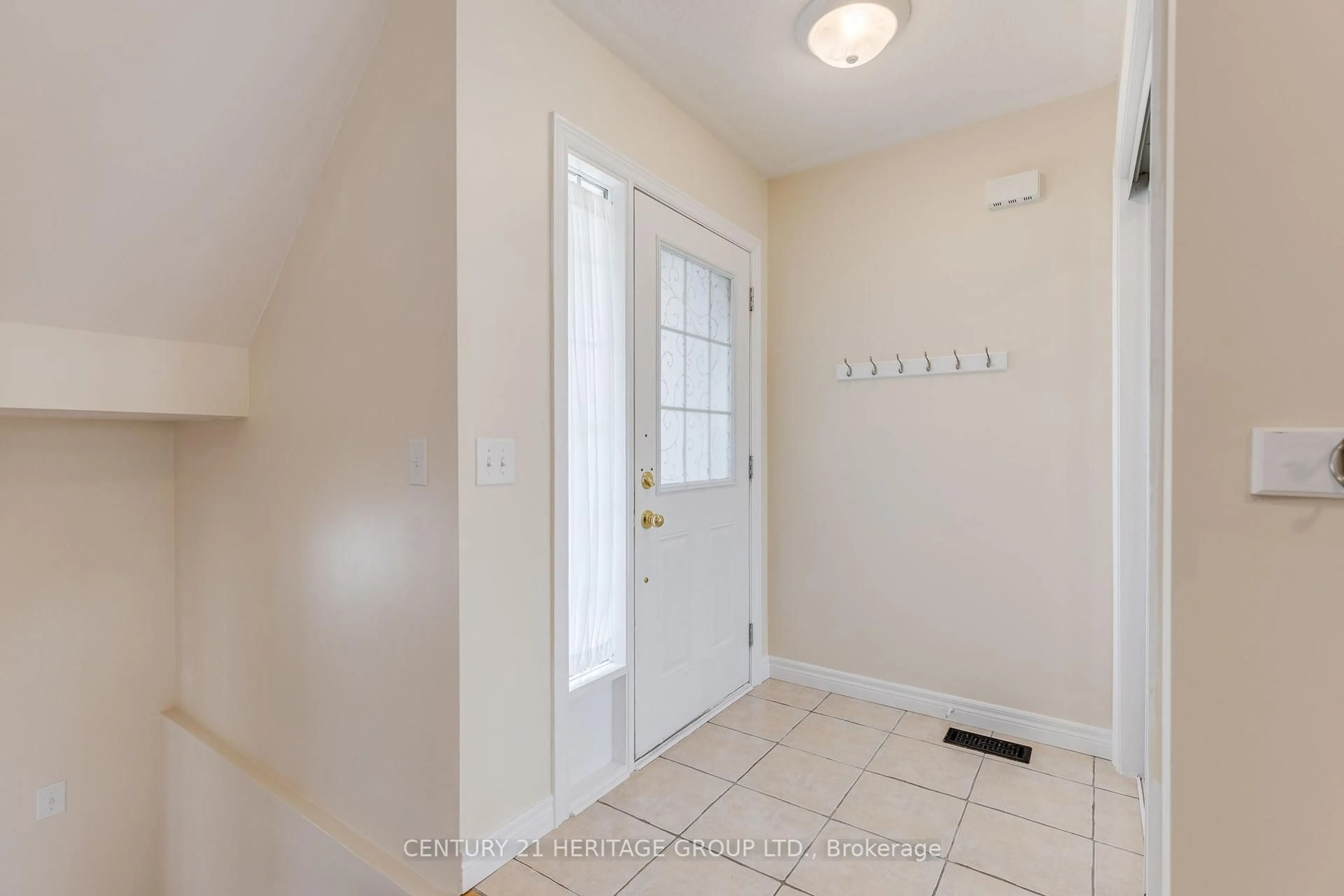 Indoor entryway for 800 West Ridge Blvd #64, Orillia Ontario L3V 0A1