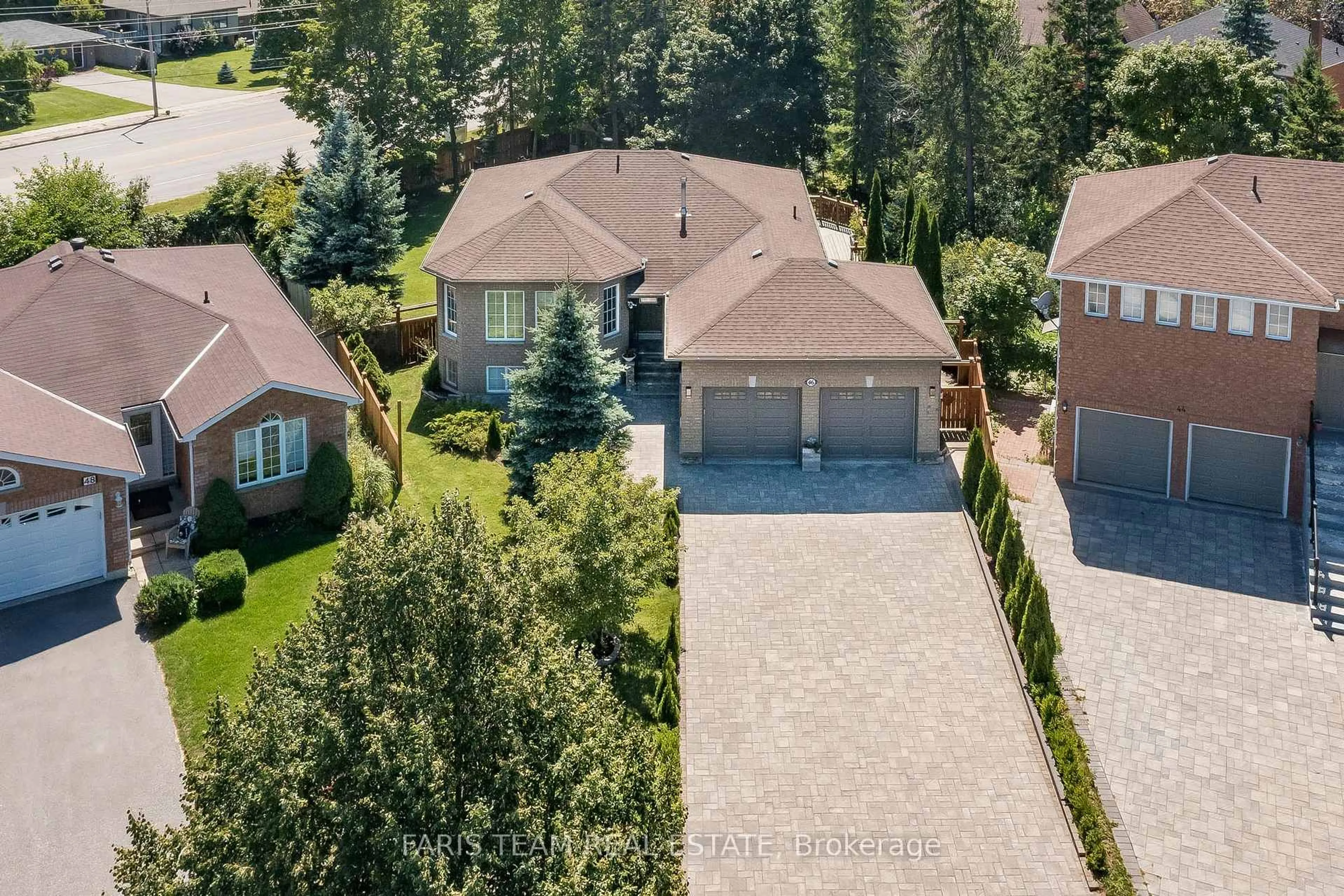 A pic from outside/outdoor area/front of a property/back of a property/a pic from drone, street for 46 Kell Pl, Barrie Ontario L4N 9K5