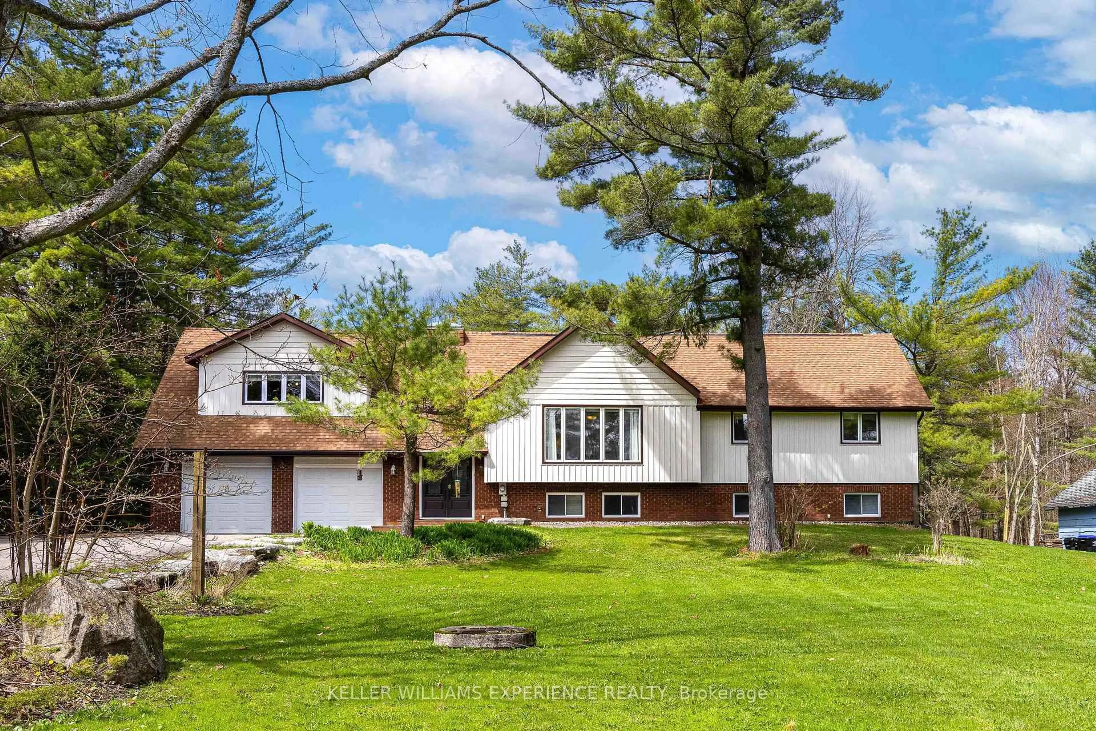 A pic from outside/outdoor area/front of a property/back of a property/a pic from drone, unknown for 1936 PENINSULA POINT Rd, Severn Ontario P0E 1N0