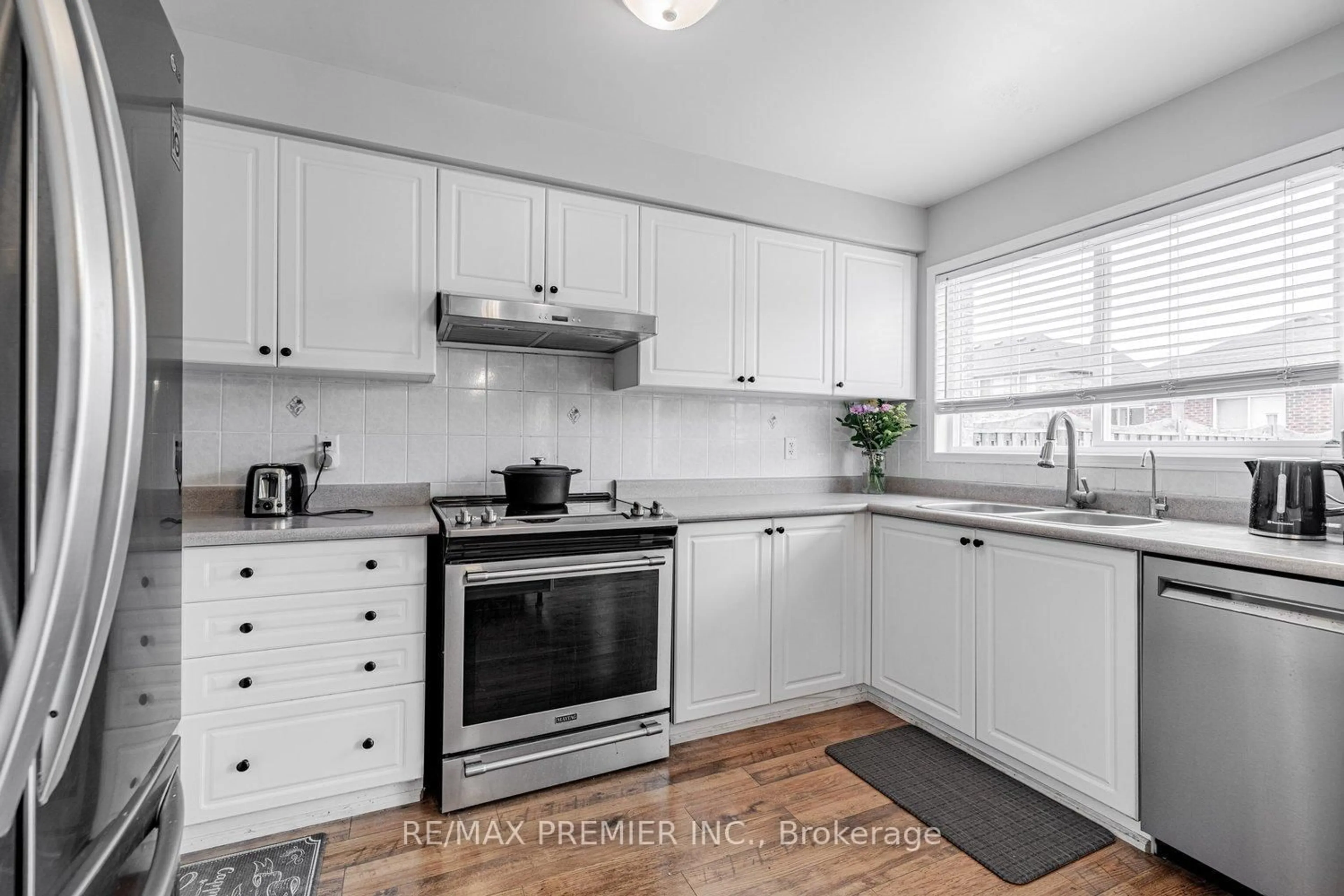 Standard kitchen, unknown for 118 Tunbridge Rd, Barrie Ontario L4M 6T1