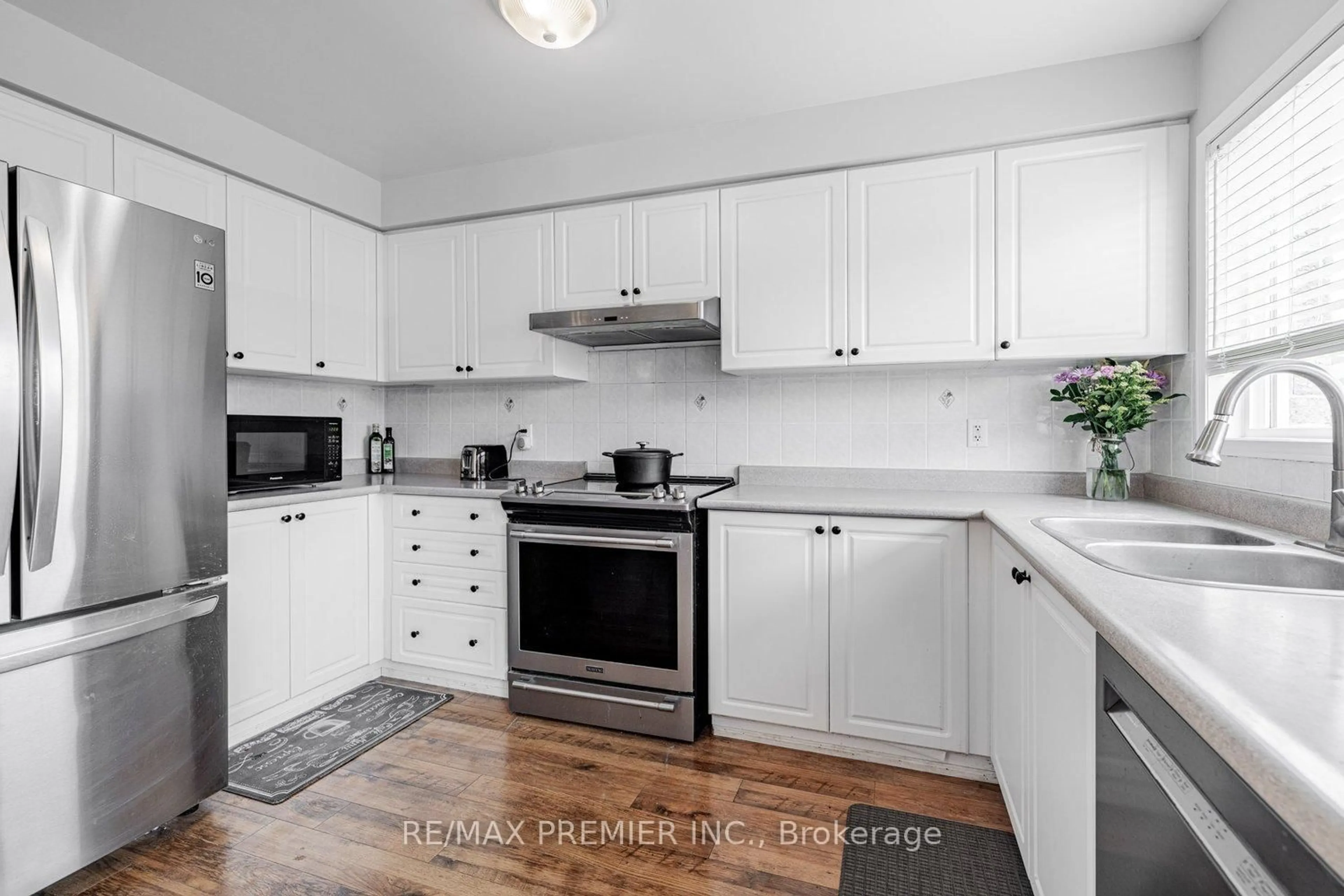 Open concept kitchen, unknown for 118 Tunbridge Rd, Barrie Ontario L4M 6T1