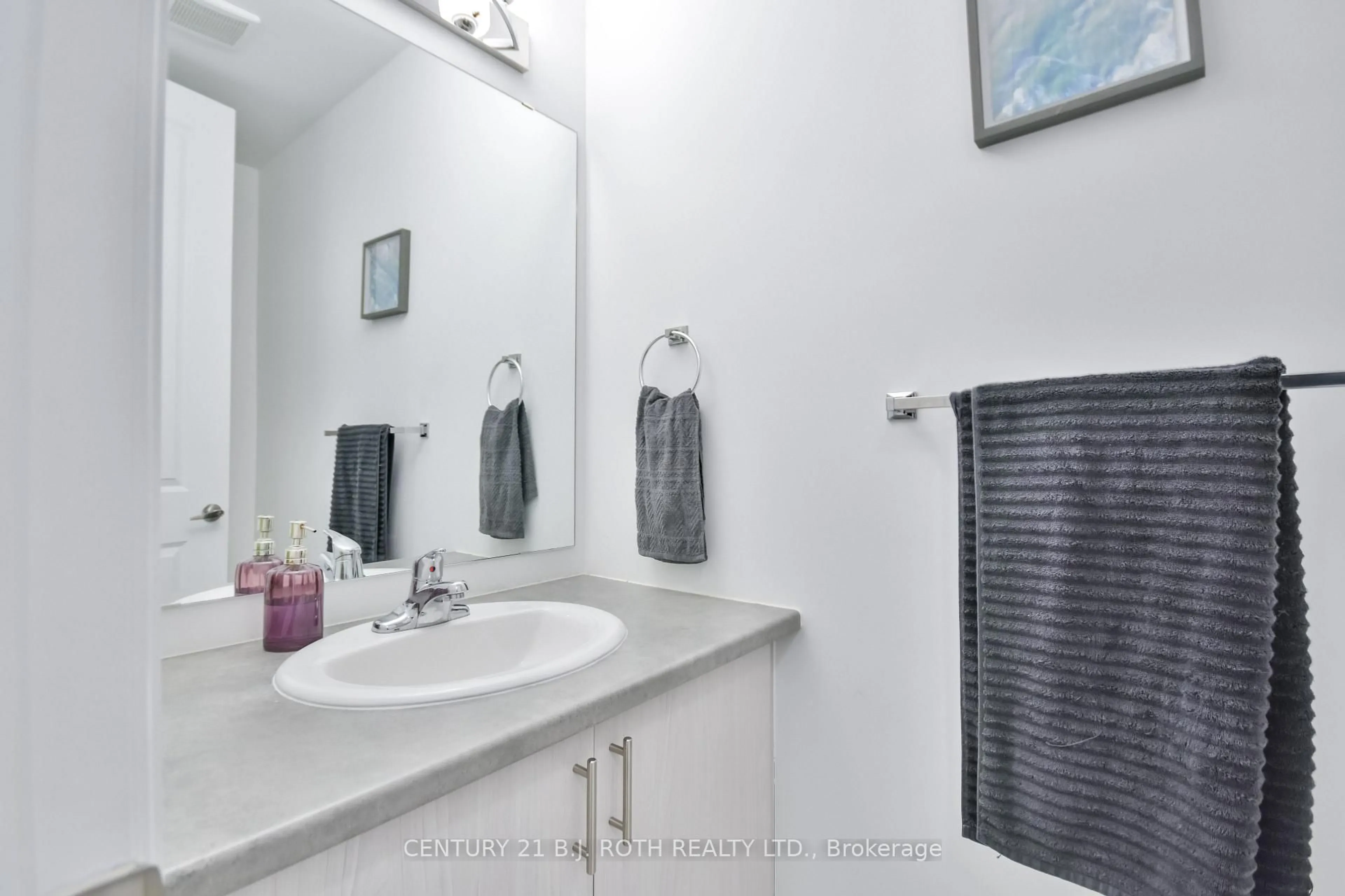 Standard bathroom, ceramic/tile floor for 130 Franklin Tr, Barrie Ontario L9J 0J2
