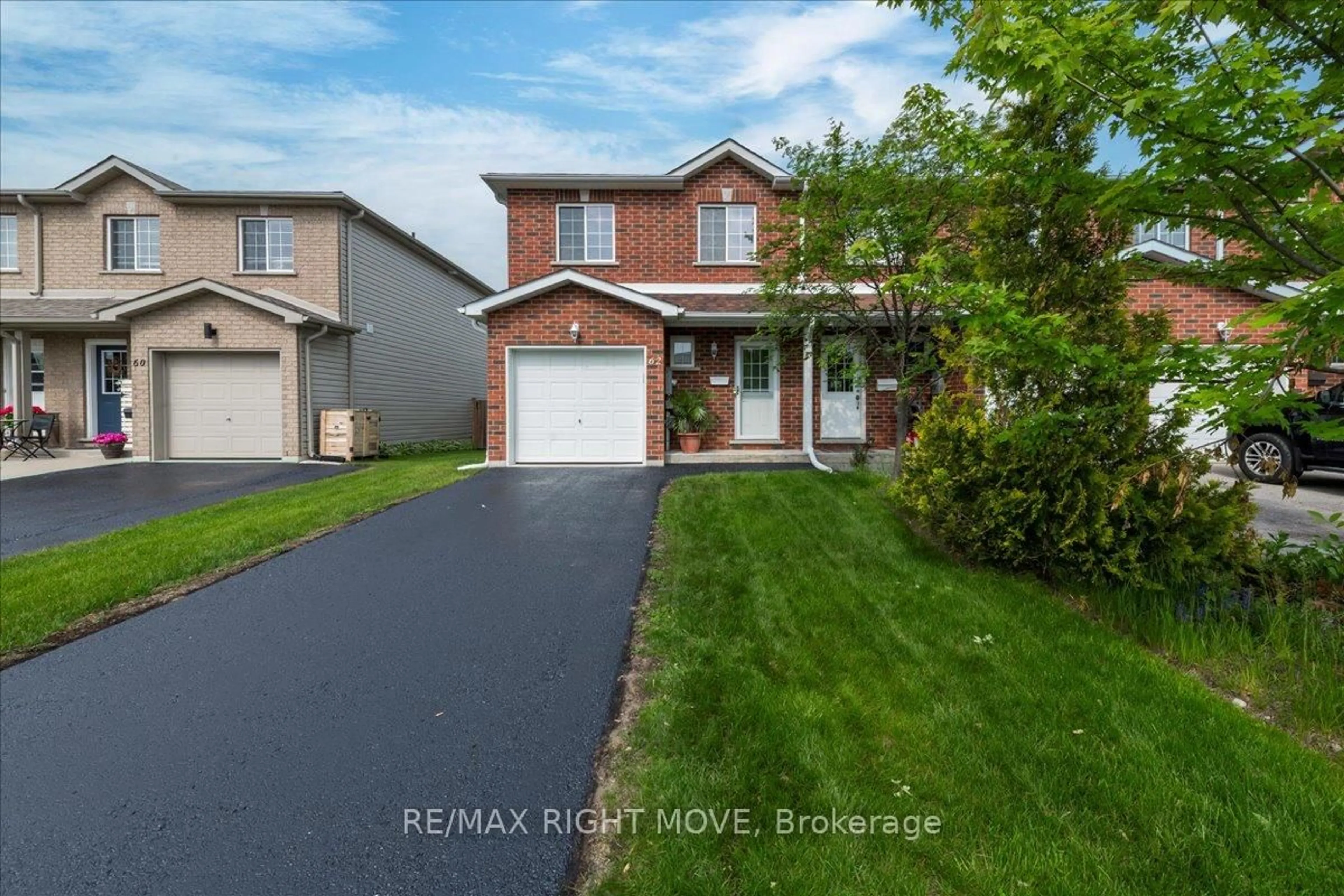 A pic from outside/outdoor area/front of a property/back of a property/a pic from drone, street for 62 Michelle Dr, Orillia Ontario L3V 1J5