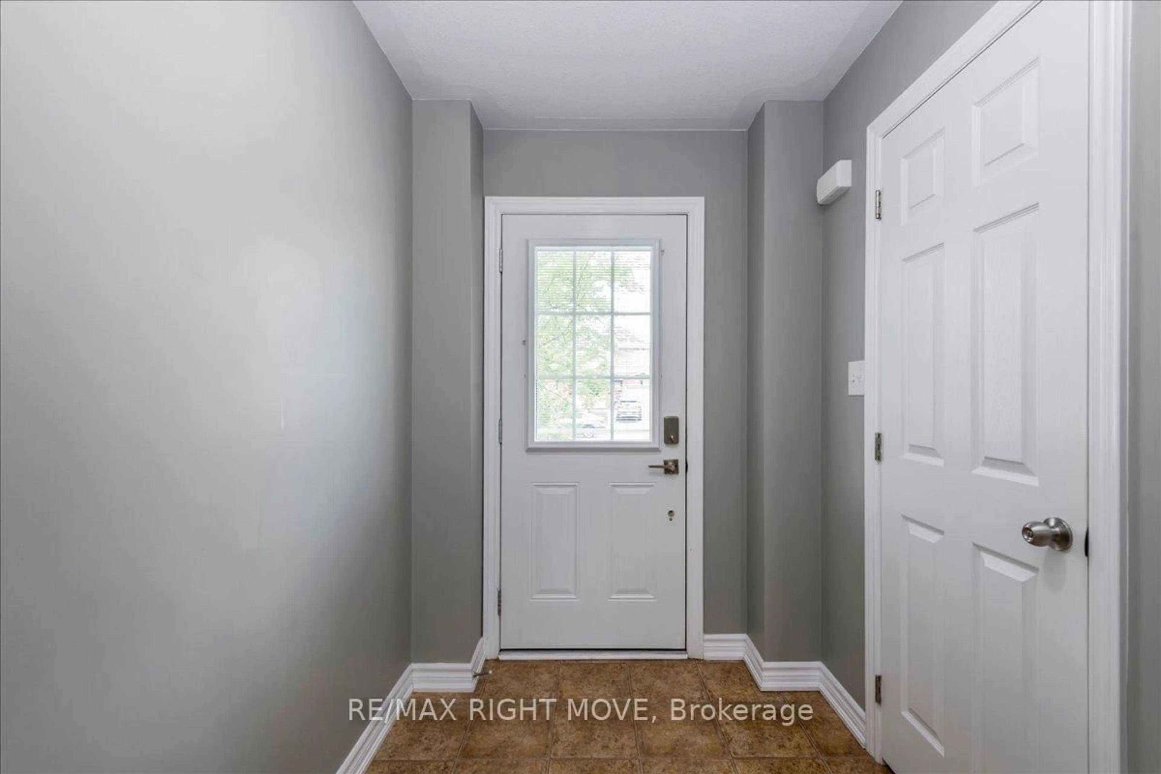 Indoor entryway for 62 Michelle Dr, Orillia Ontario L3V 1J5
