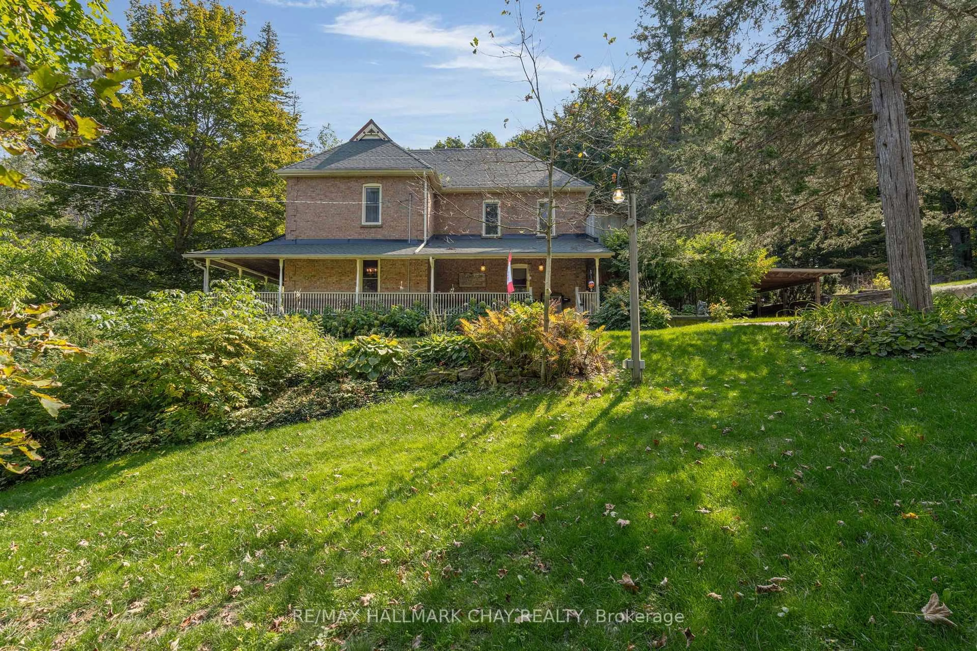 A pic from outside/outdoor area/front of a property/back of a property/a pic from drone, unknown for 4950 Penetanguishene Rd, Springwater Ontario L0L 1V0