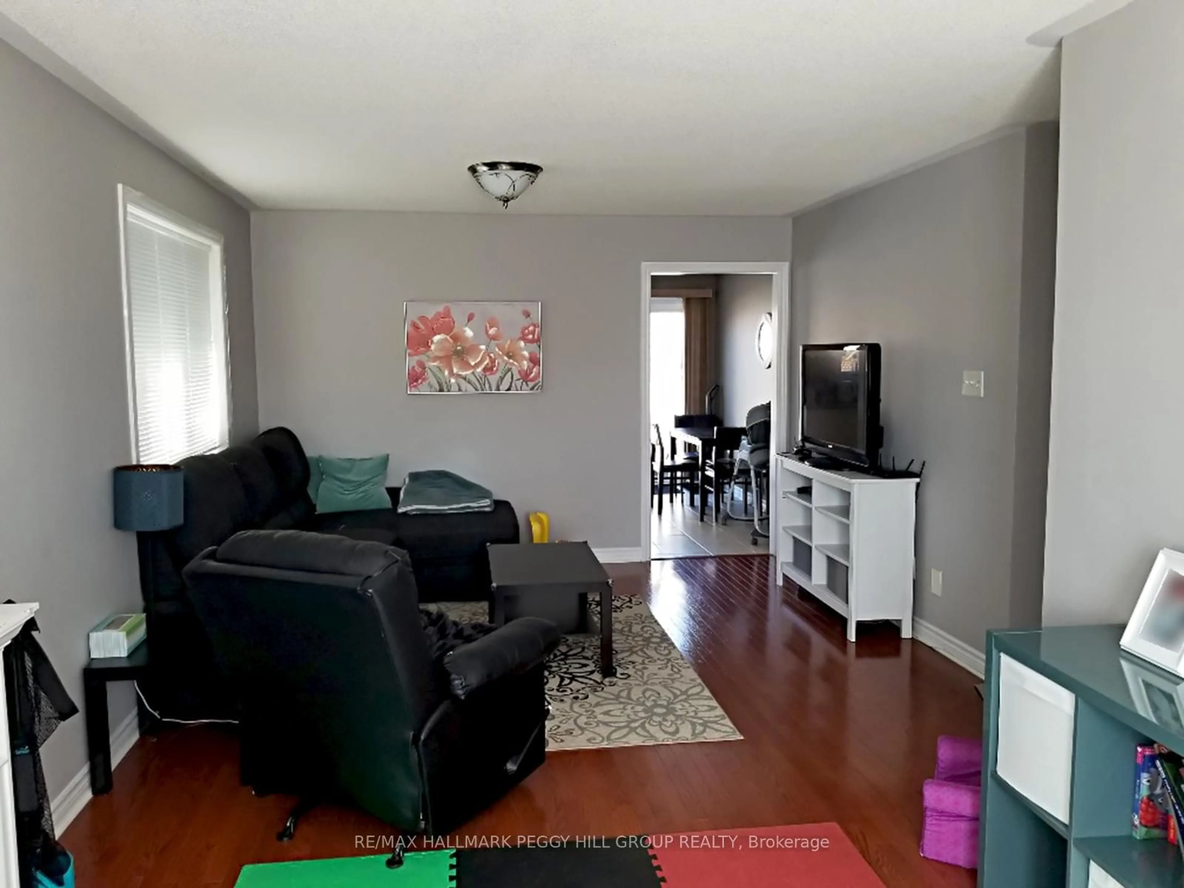 Living room with furniture, unknown for 76 Holly Meadow Rd, Barrie Ontario L4N 0A2