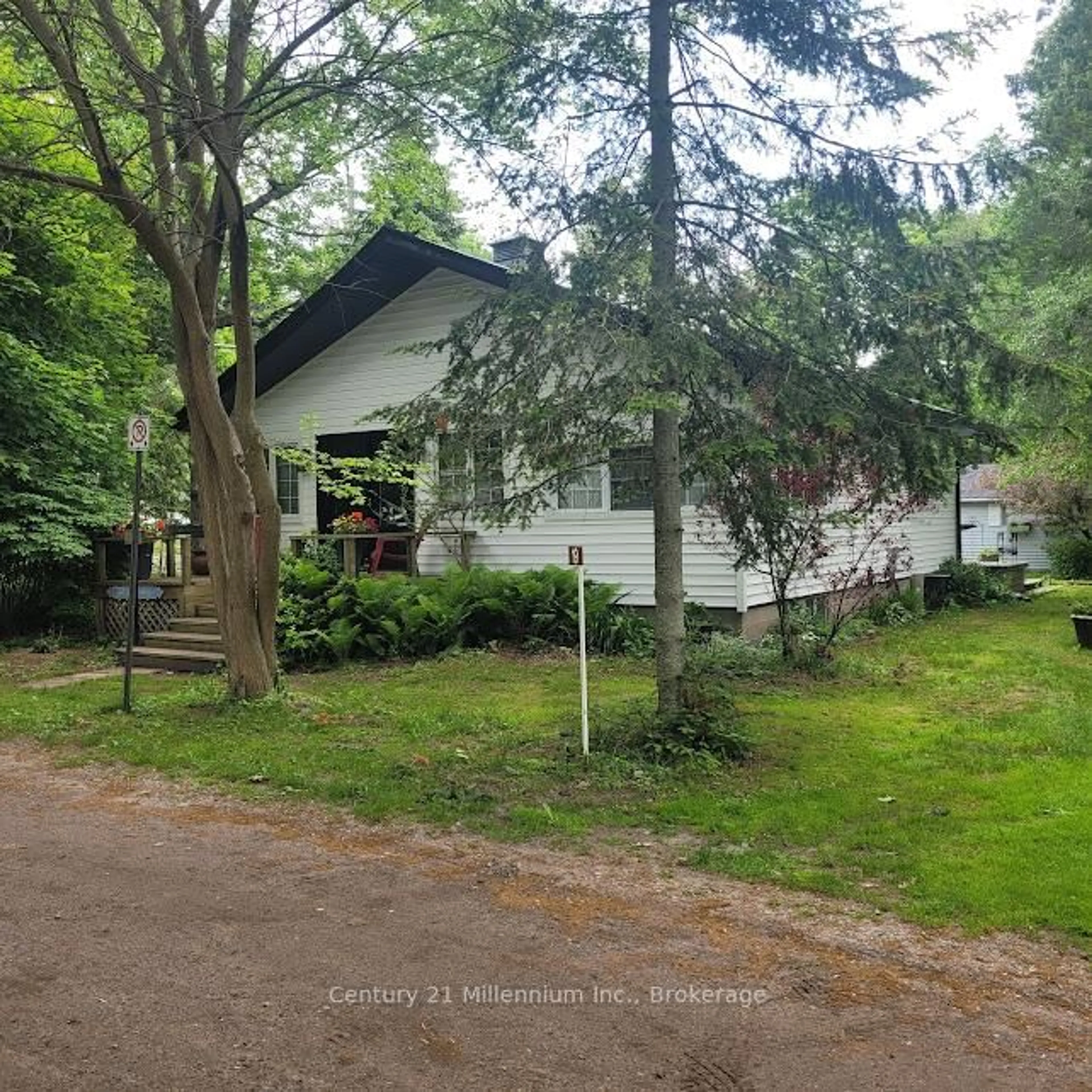 A pic from outside/outdoor area/front of a property/back of a property/a pic from drone, street for 19 Hastings Ave, Tiny Ontario L0L 1P0