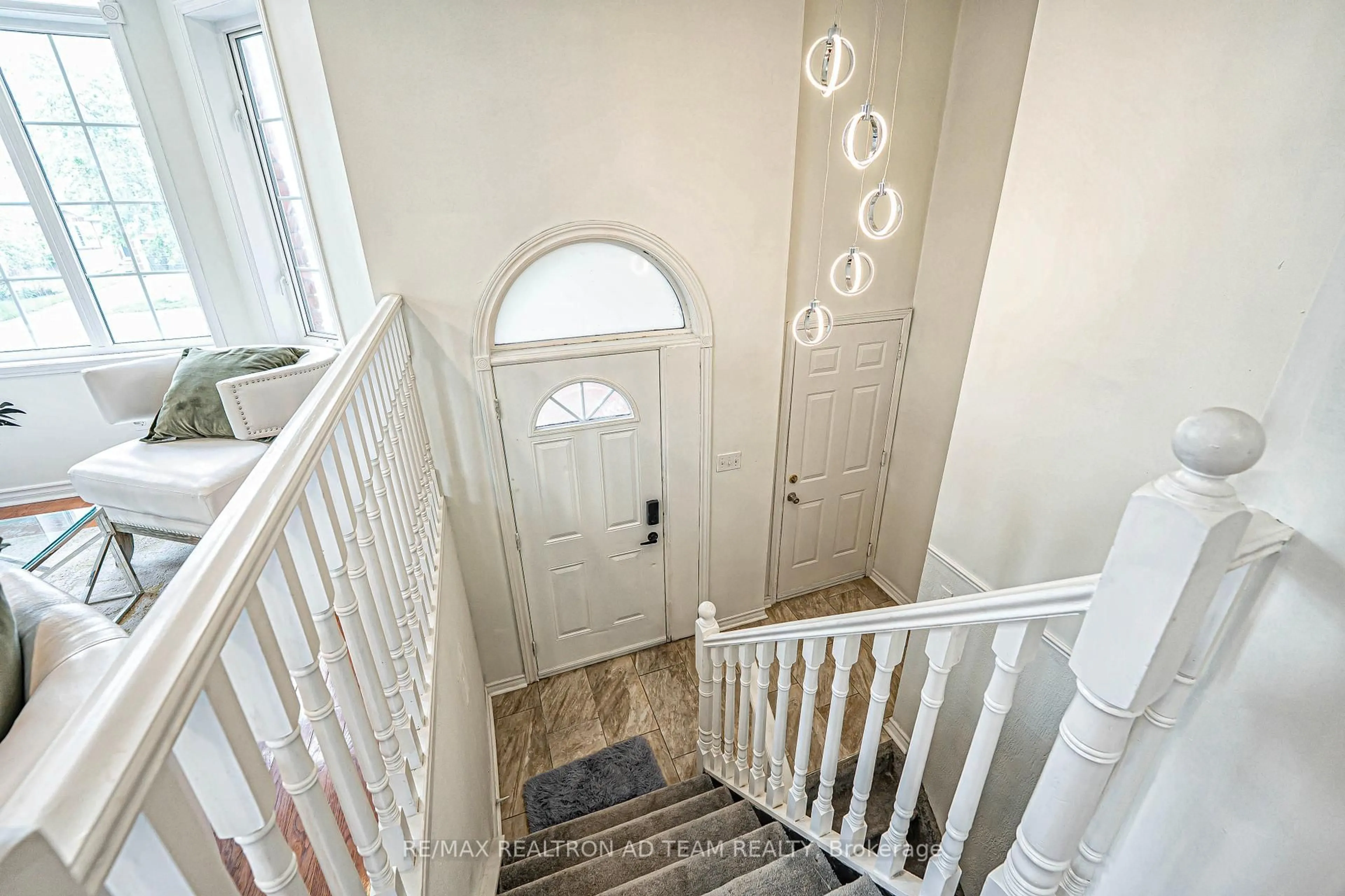 Indoor foyer for 64 Snowy Owl Cres, Barrie Ontario L4M 6P5