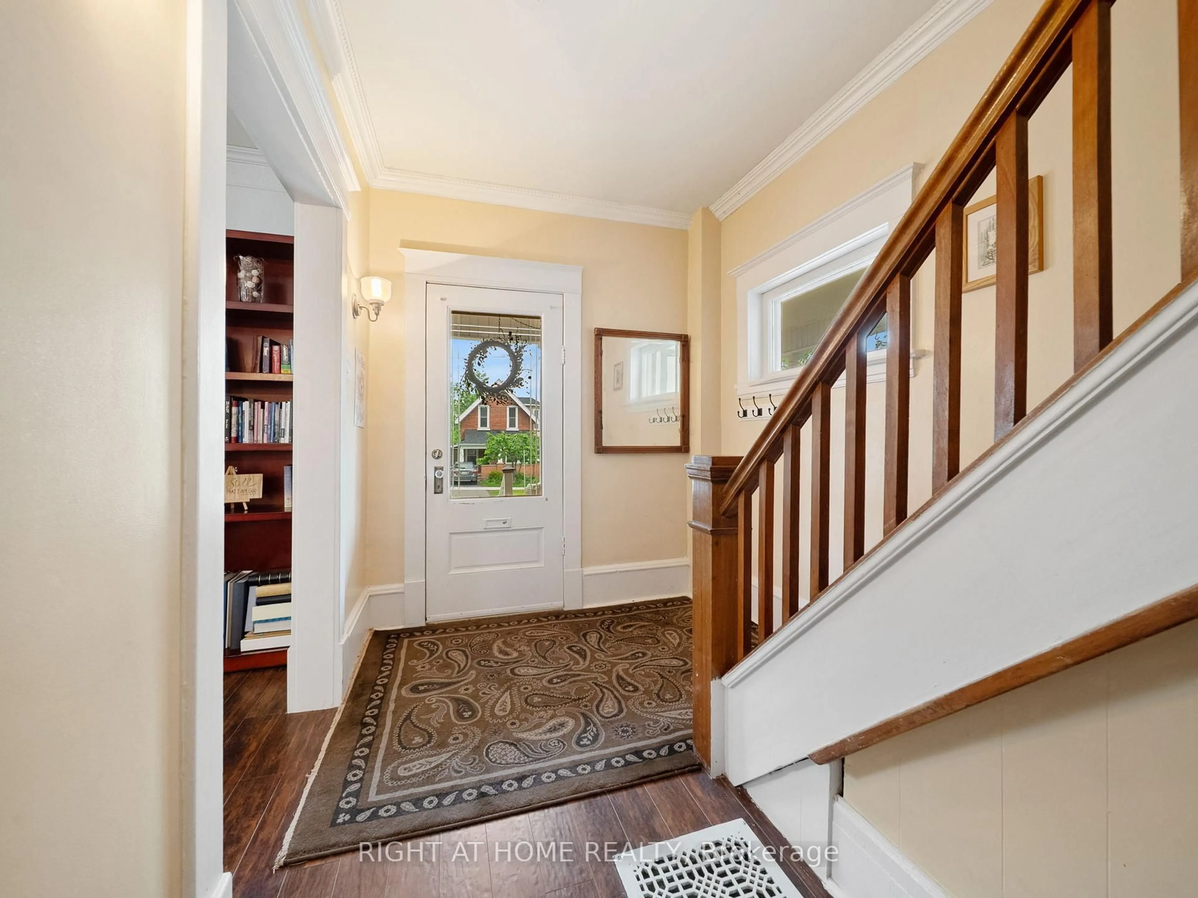 Indoor entryway for 251 Laclie St, Orillia Ontario L3V 4N8