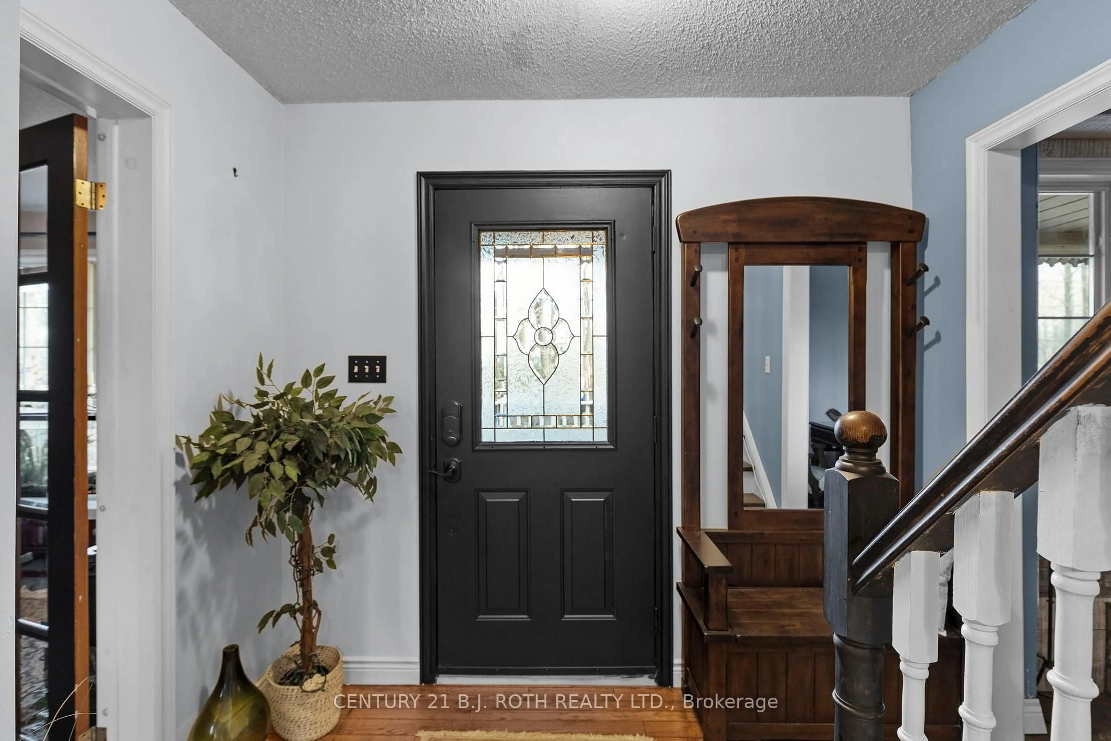 Indoor entryway for 53 SLALOM Dr, Oro-Medonte Ontario L0K 1N0