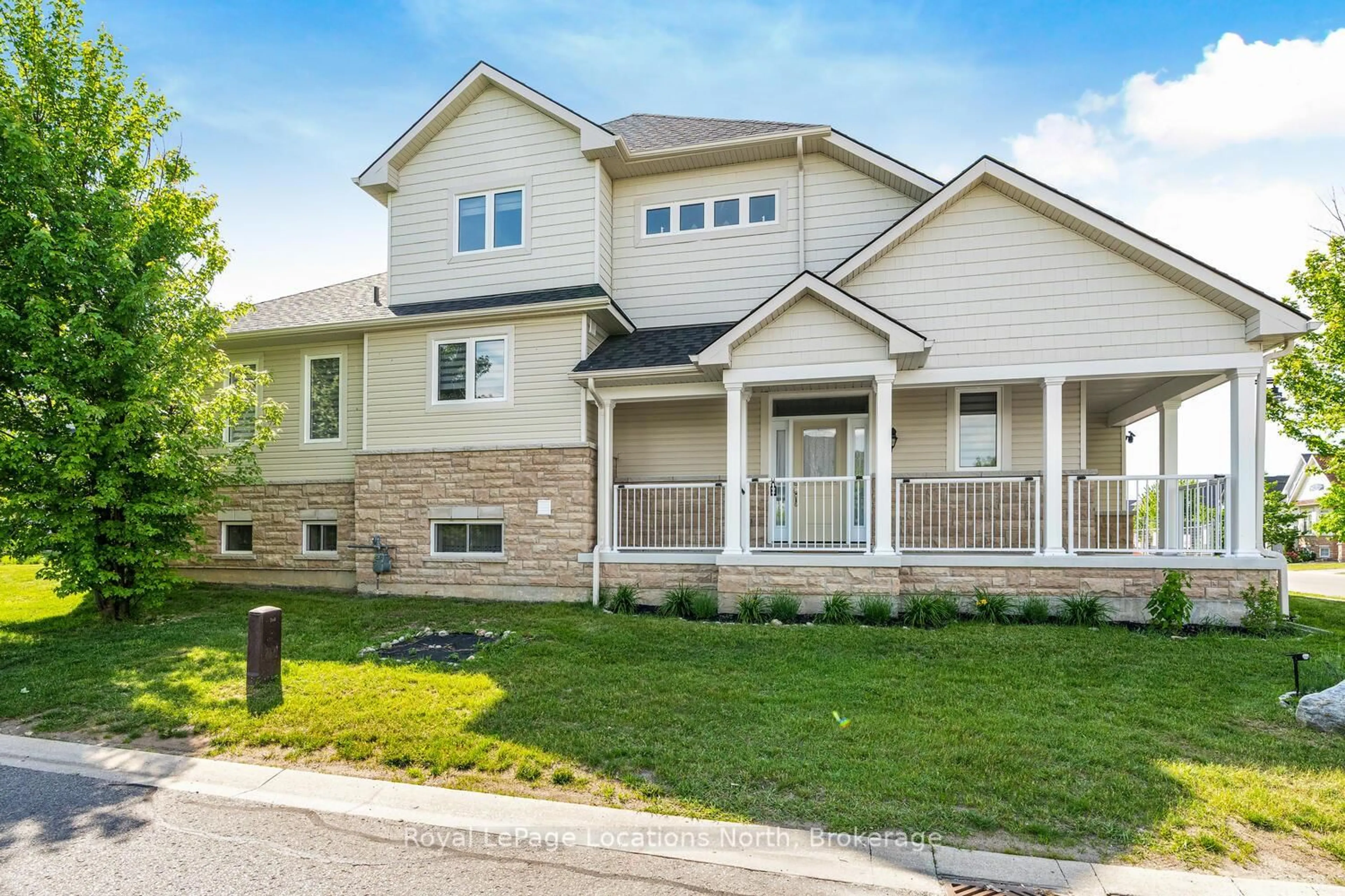 Home with vinyl exterior material, street for 40 Waterview Rd, Wasaga Beach Ontario L9Z 0E9