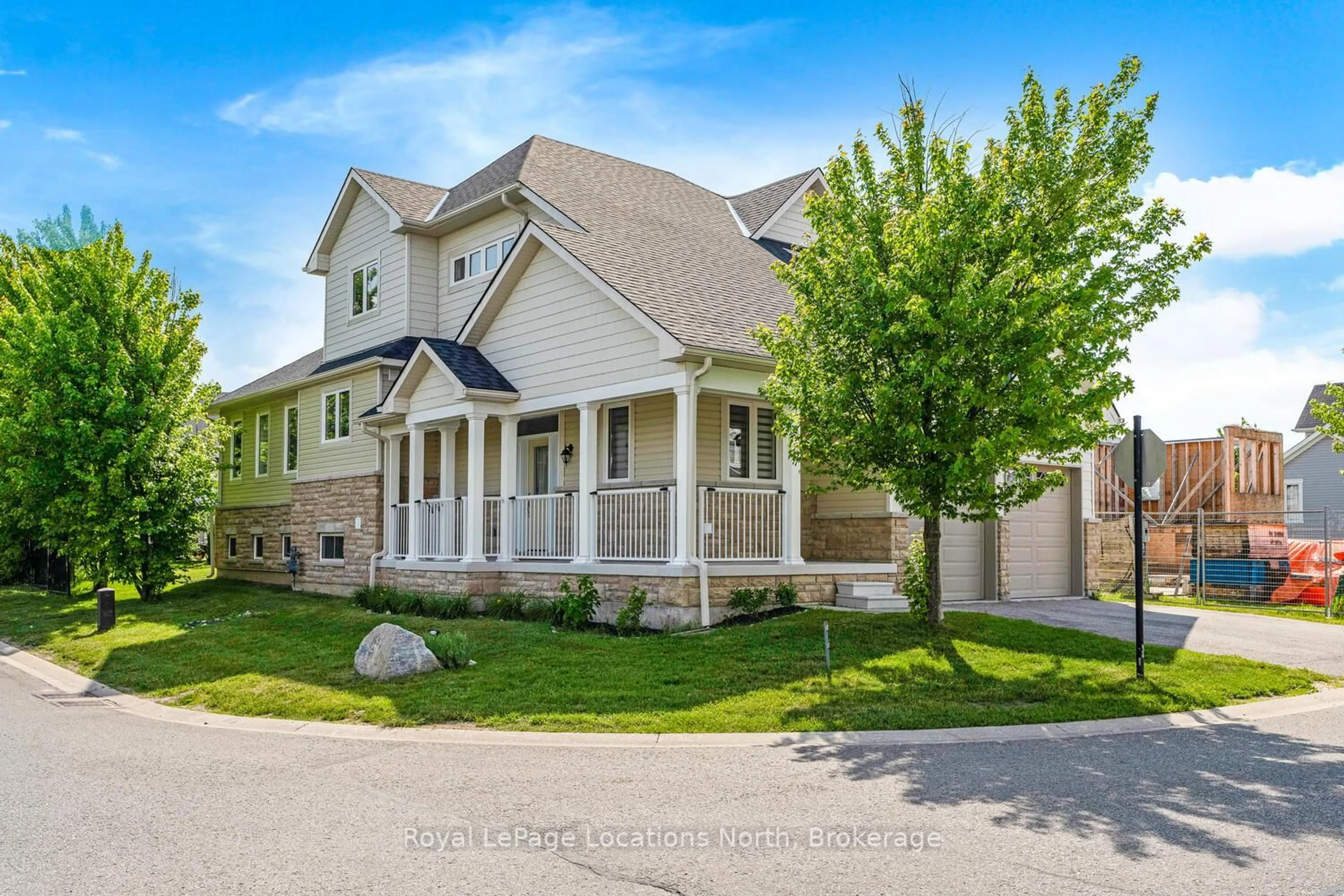 Home with vinyl exterior material, street for 40 Waterview Rd, Wasaga Beach Ontario L9Z 0E9
