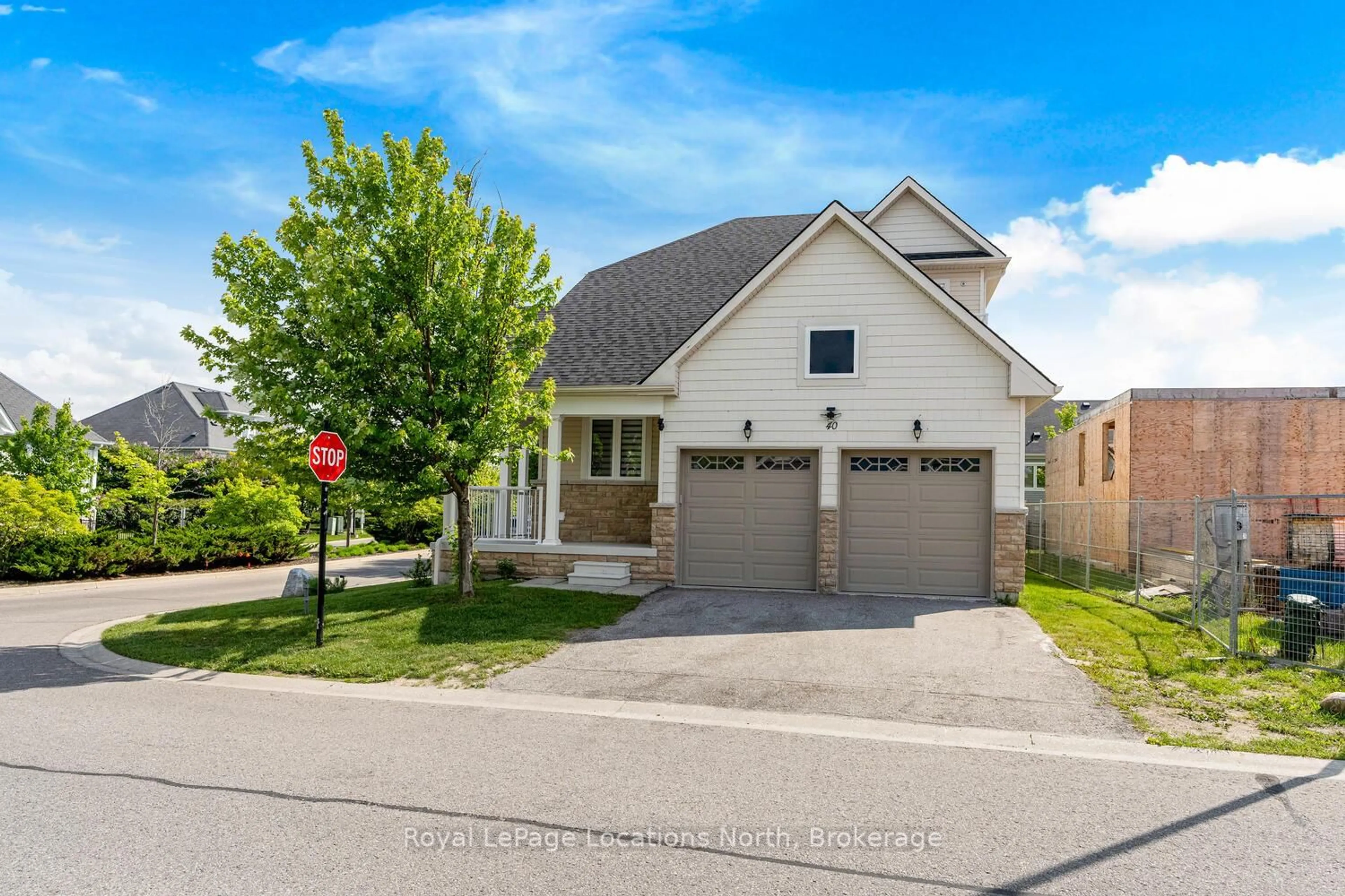 Home with brick exterior material, street for 40 Waterview Rd, Wasaga Beach Ontario L9Z 0E9