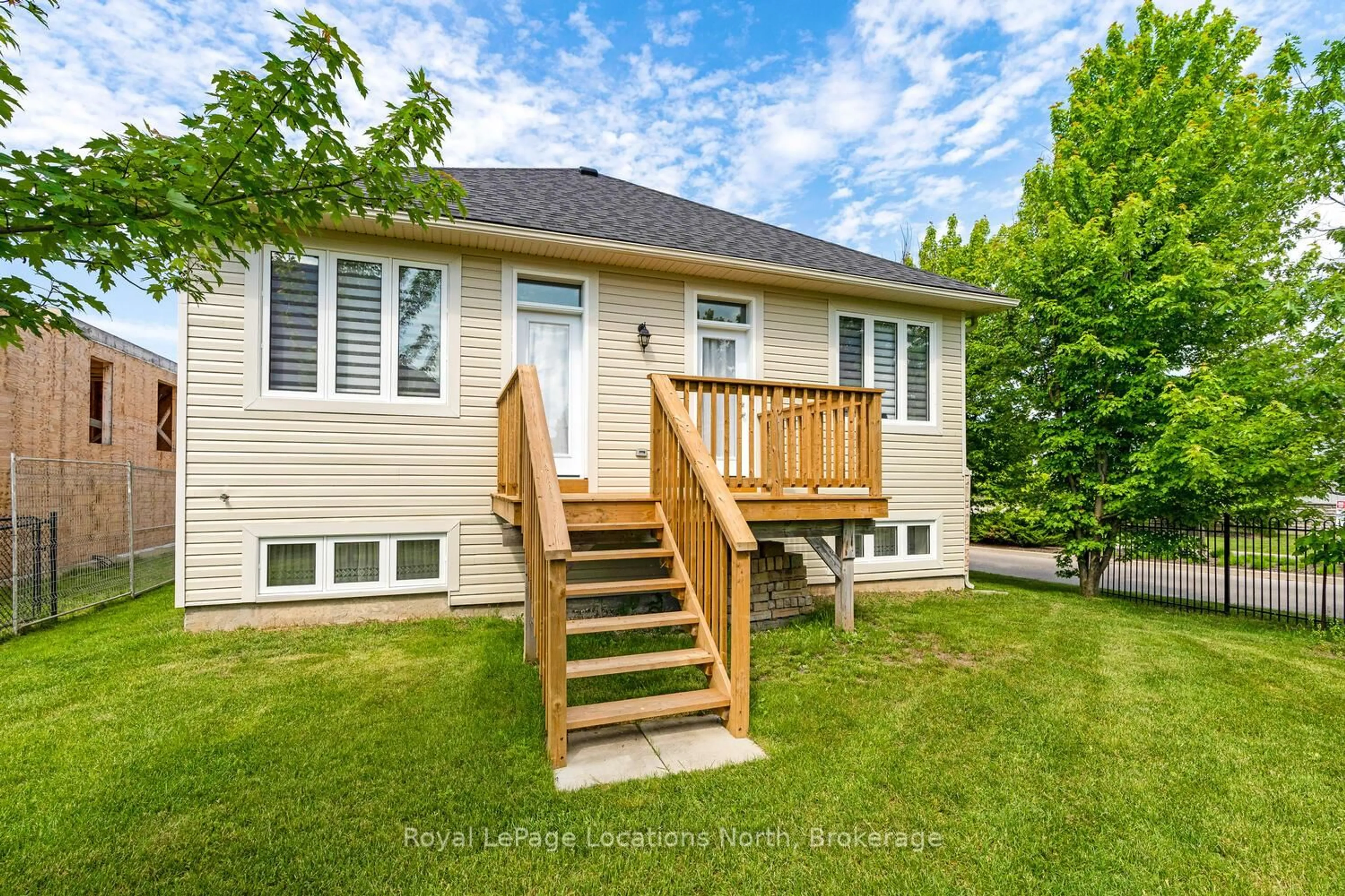 Home with vinyl exterior material, street for 40 Waterview Rd, Wasaga Beach Ontario L9Z 0E9