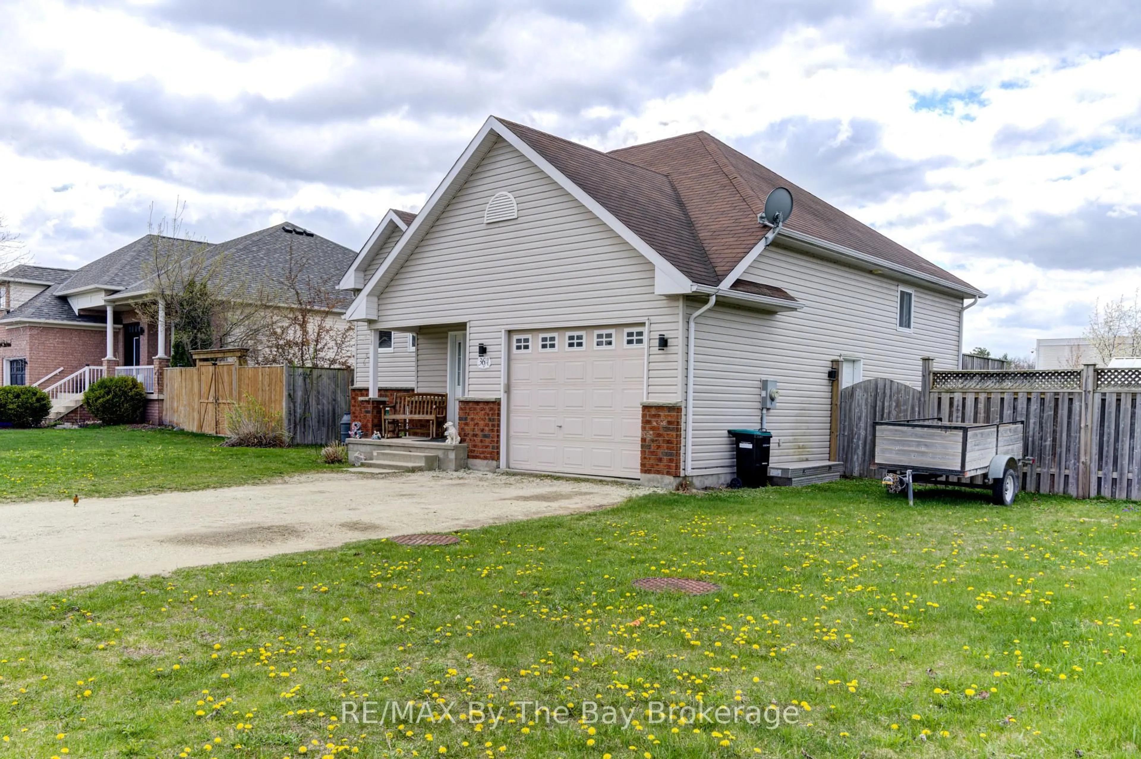 A pic from outside/outdoor area/front of a property/back of a property/a pic from drone, street for 36A Meadowlark Blvd, Wasaga Beach Ontario L9Z 3B2