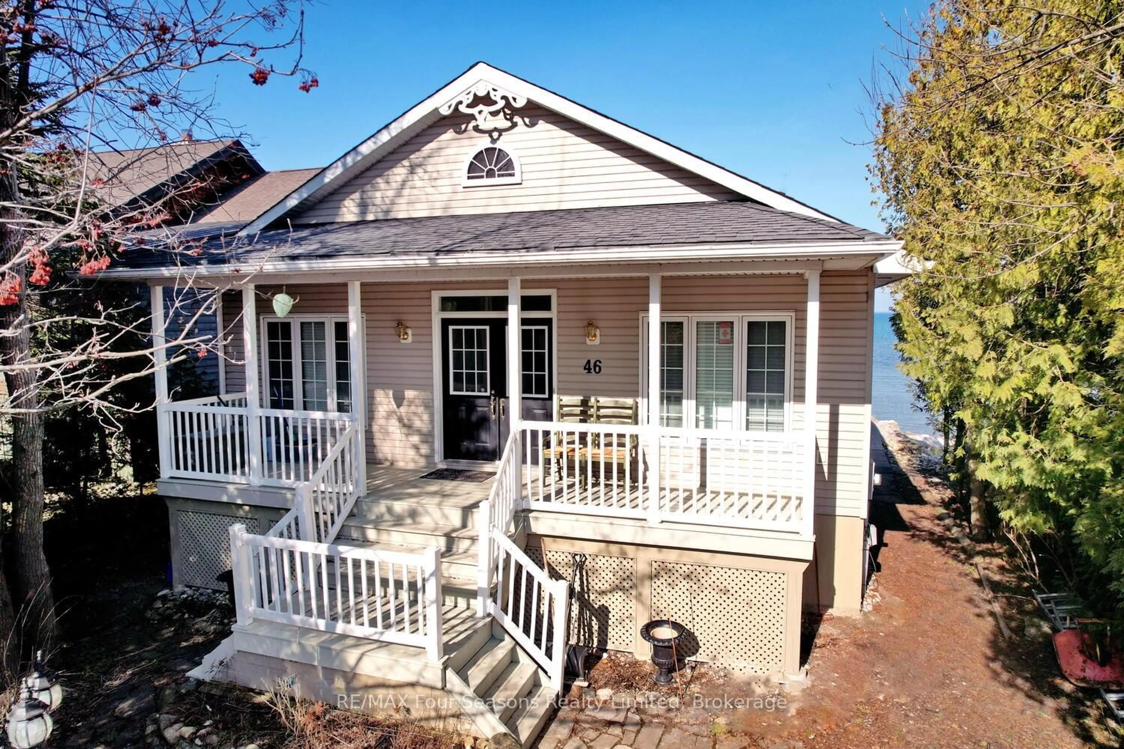 Home with vinyl exterior material, street for 46 William Ave, Wasaga Beach Ontario L9Z 2X3