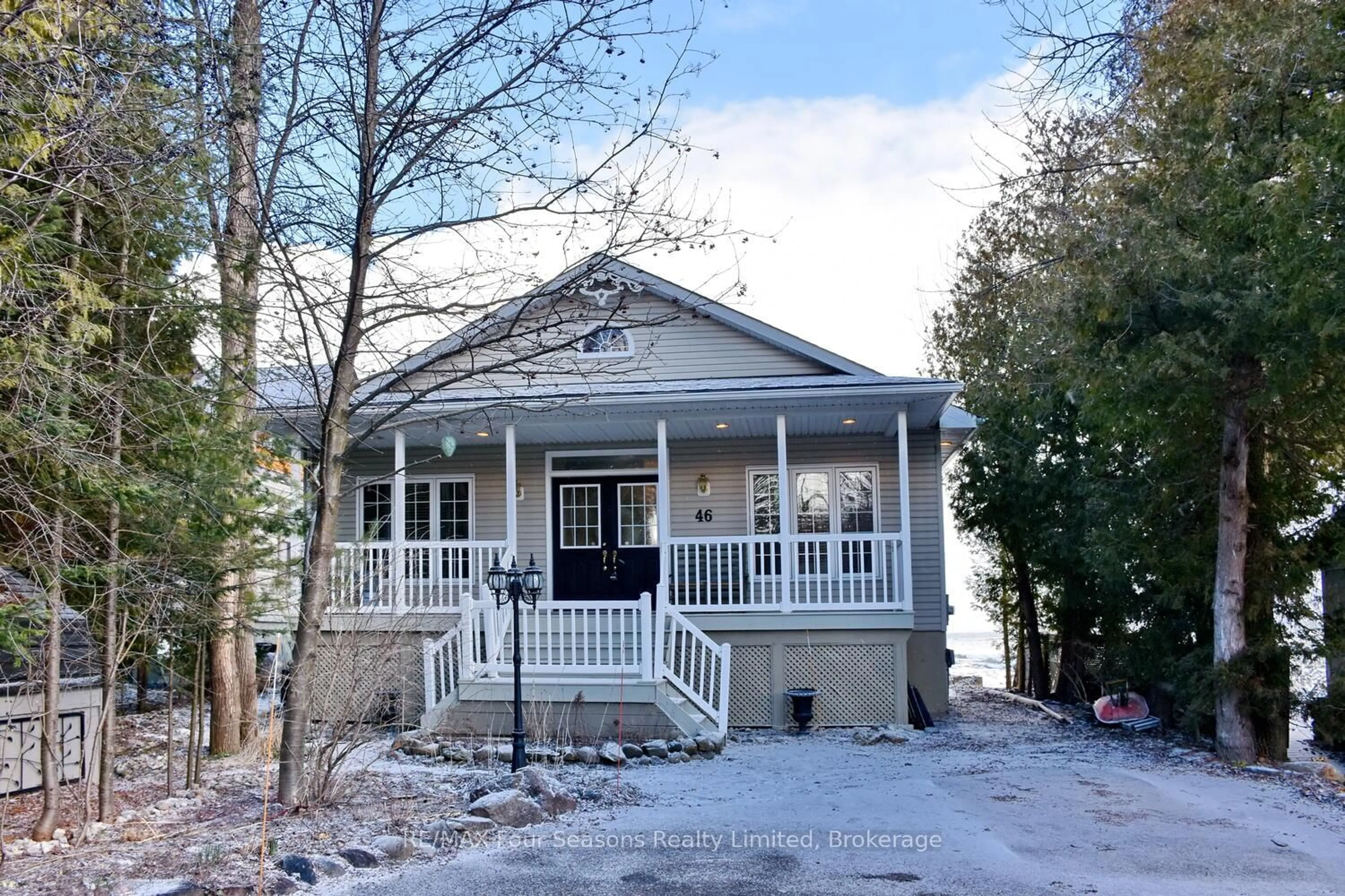 Home with vinyl exterior material, street for 46 William Ave, Wasaga Beach Ontario L9Z 2X3