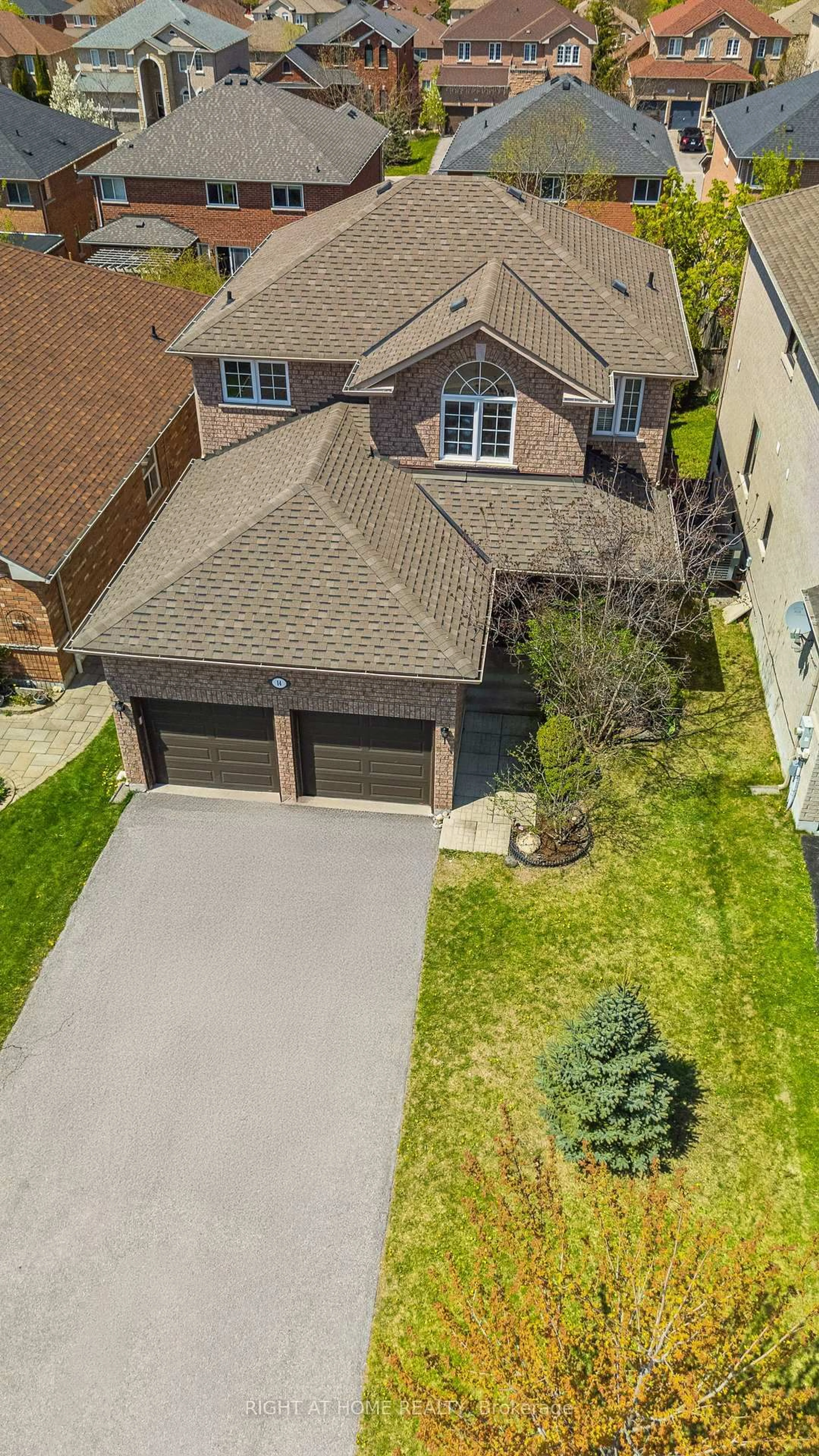 A pic from outside/outdoor area/front of a property/back of a property/a pic from drone, street for 14 Prince Of Wales Dr, Barrie Ontario L4N 0T5