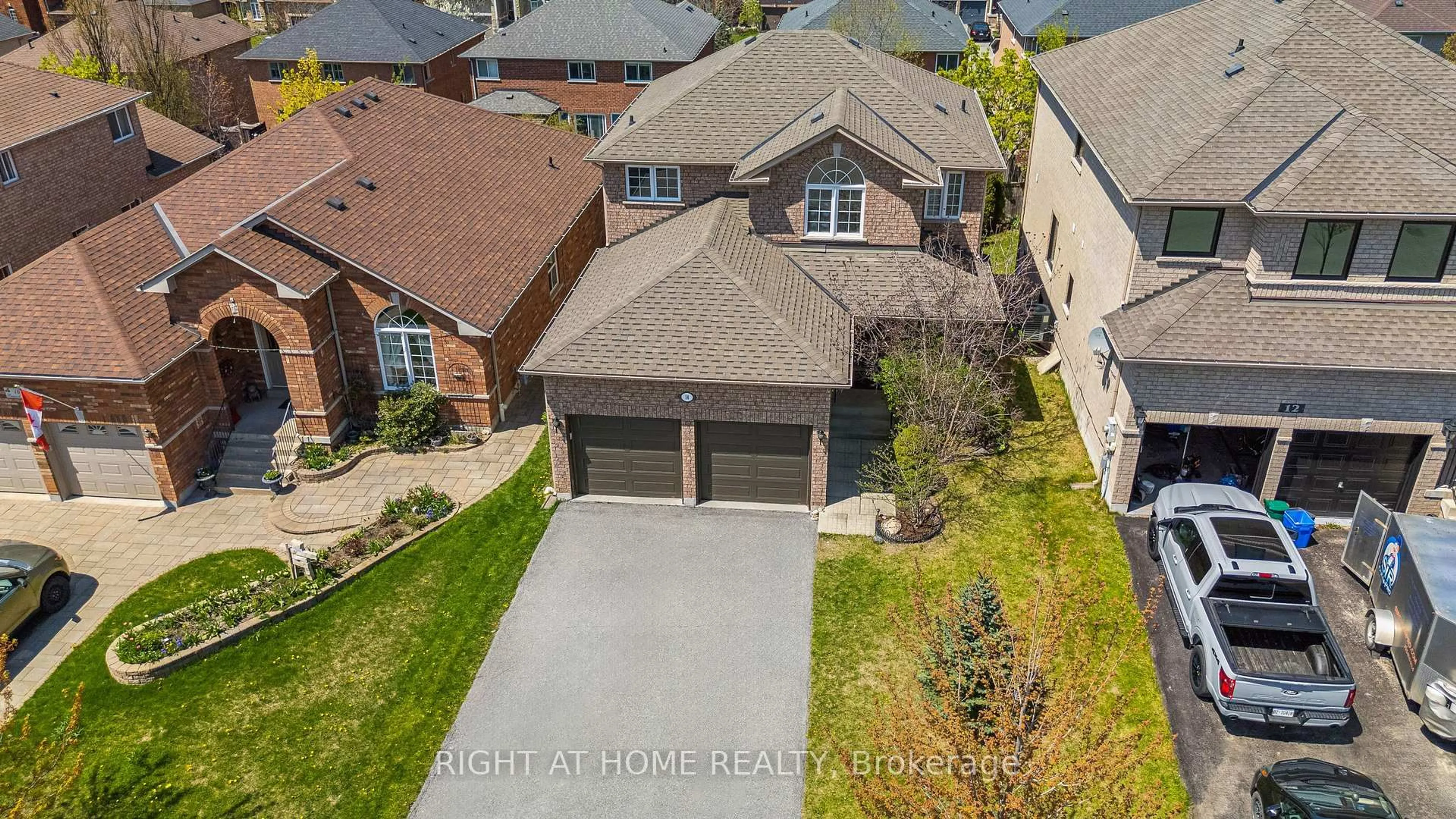 A pic from outside/outdoor area/front of a property/back of a property/a pic from drone, street for 14 Prince Of Wales Dr, Barrie Ontario L4N 0T5