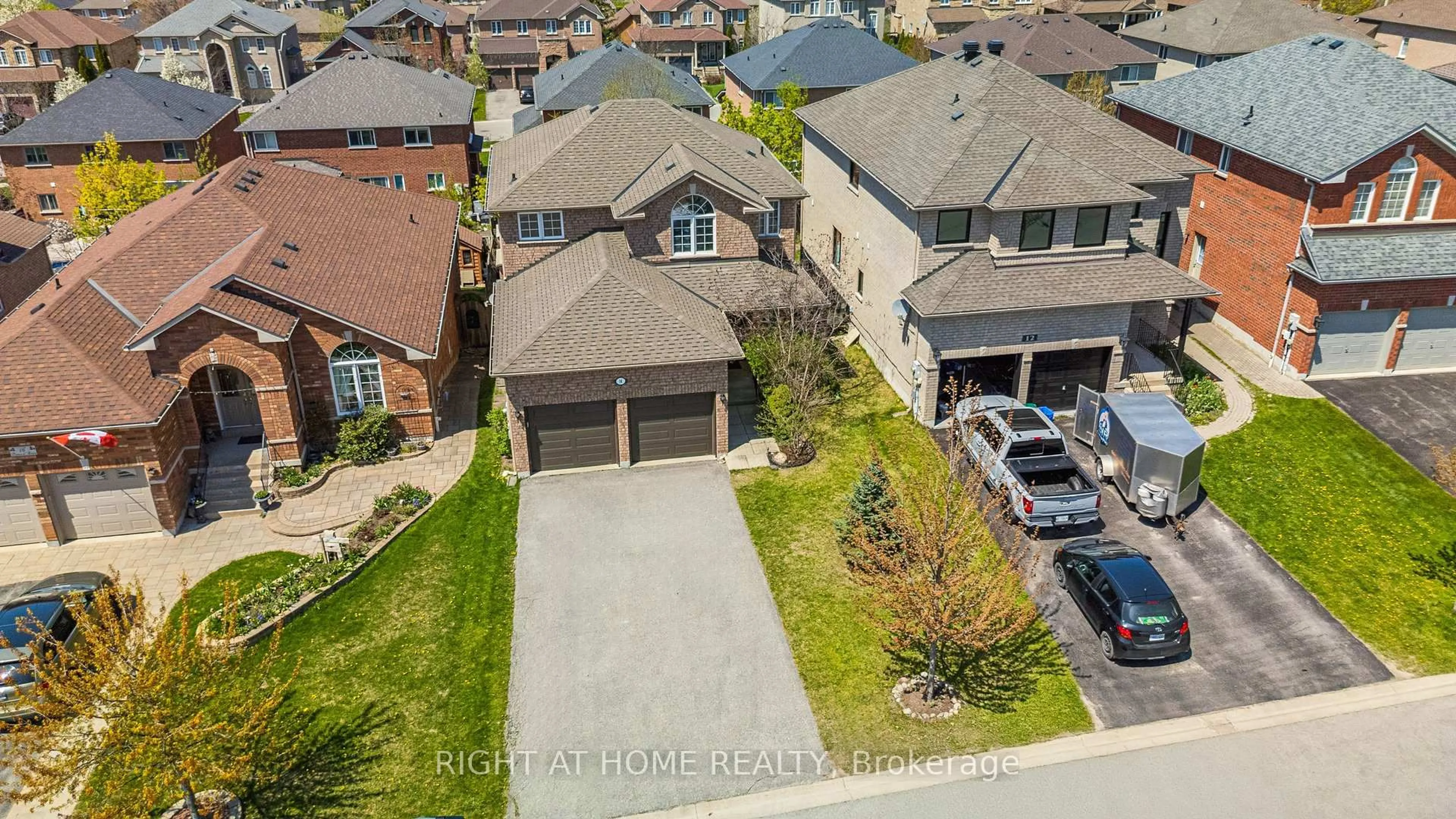 A pic from outside/outdoor area/front of a property/back of a property/a pic from drone, street for 14 Prince Of Wales Dr, Barrie Ontario L4N 0T5