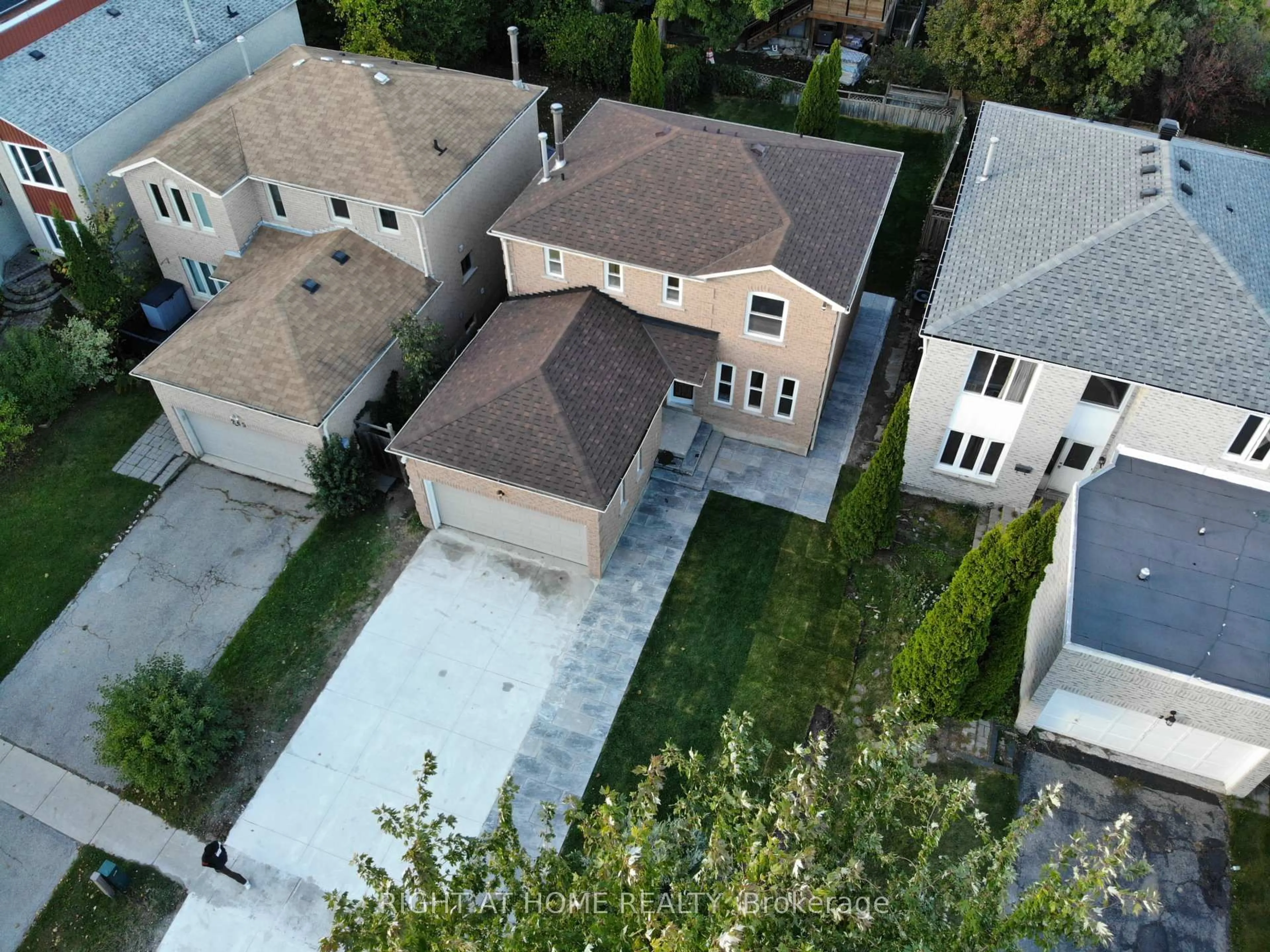 A pic from outside/outdoor area/front of a property/back of a property/a pic from drone, street for 247 Hickling Tr, Barrie Ontario L4M 5W9
