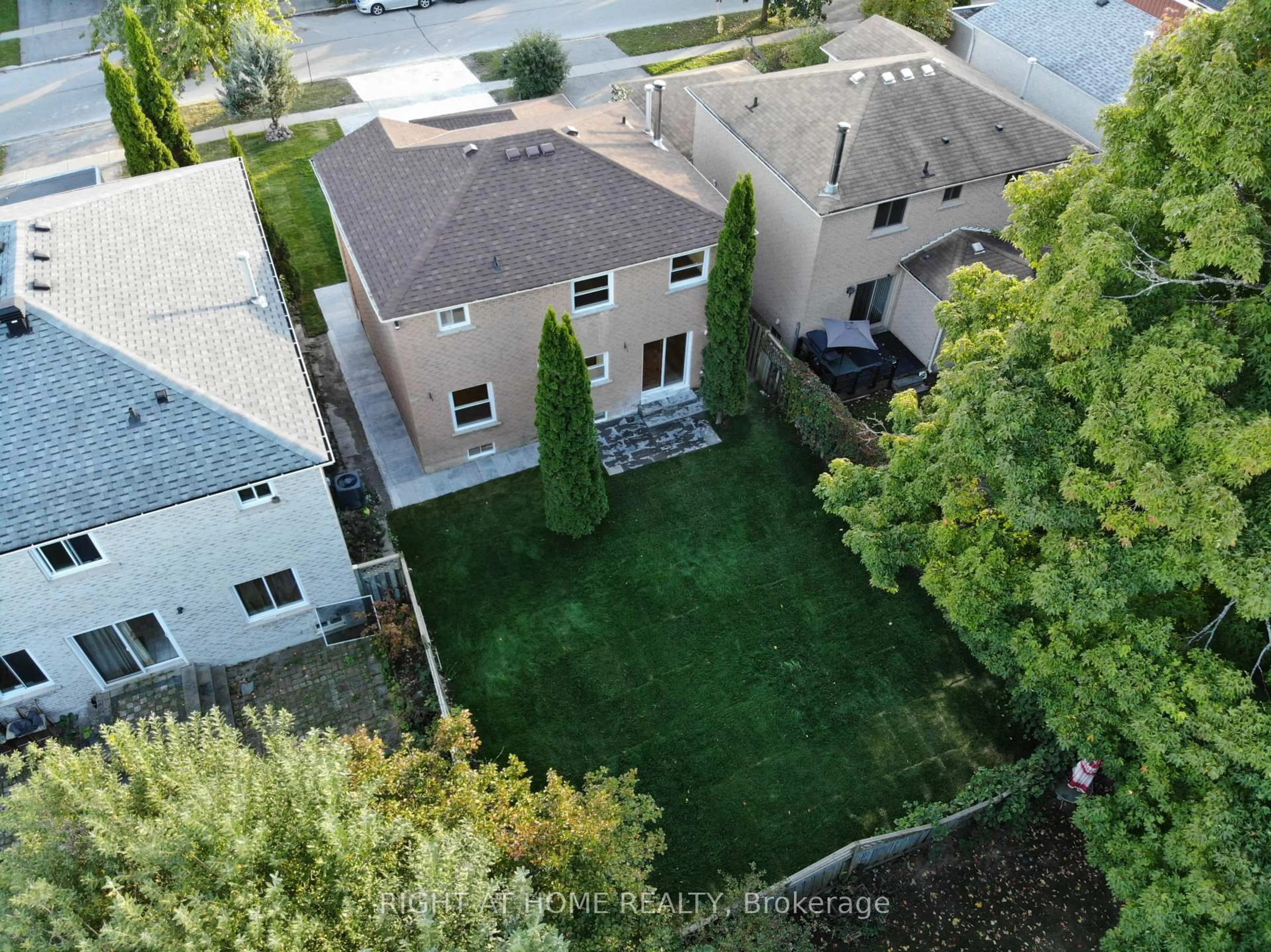 A pic from outside/outdoor area/front of a property/back of a property/a pic from drone, street for 247 Hickling Tr, Barrie Ontario L4M 5W9