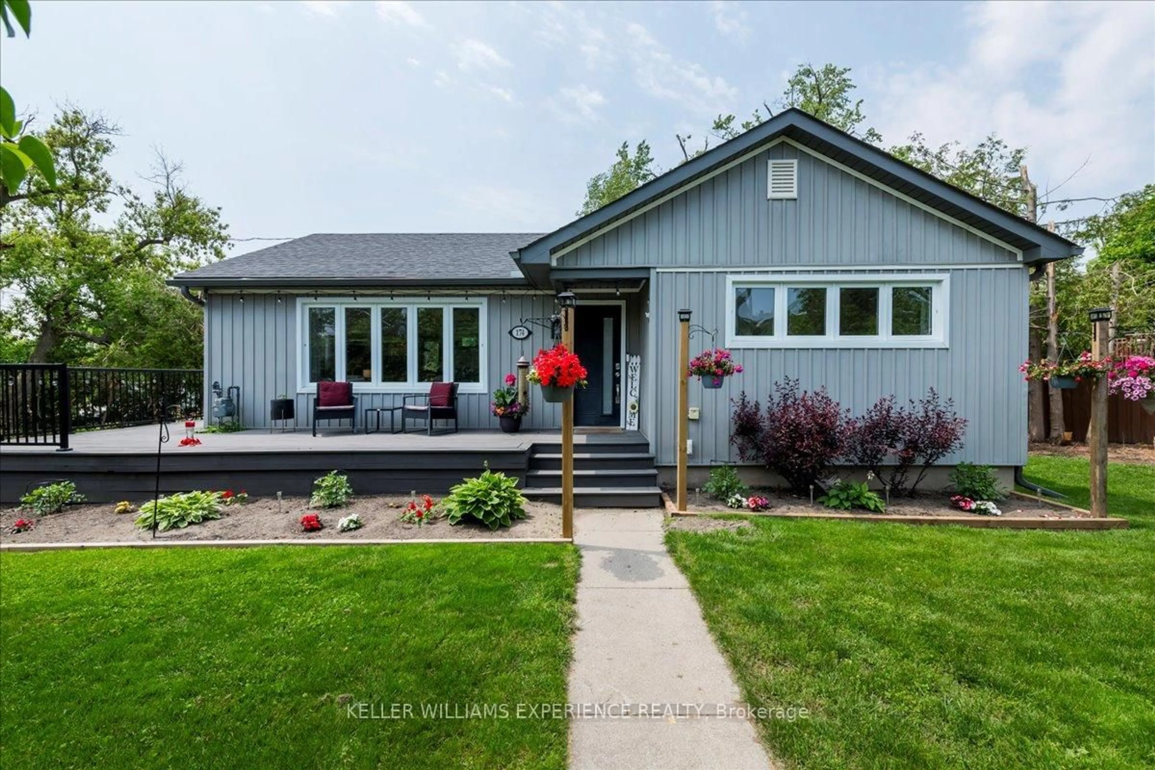 Home with vinyl exterior material, street for 174 DUCKWORTH St, Barrie Ontario L4M 3W5
