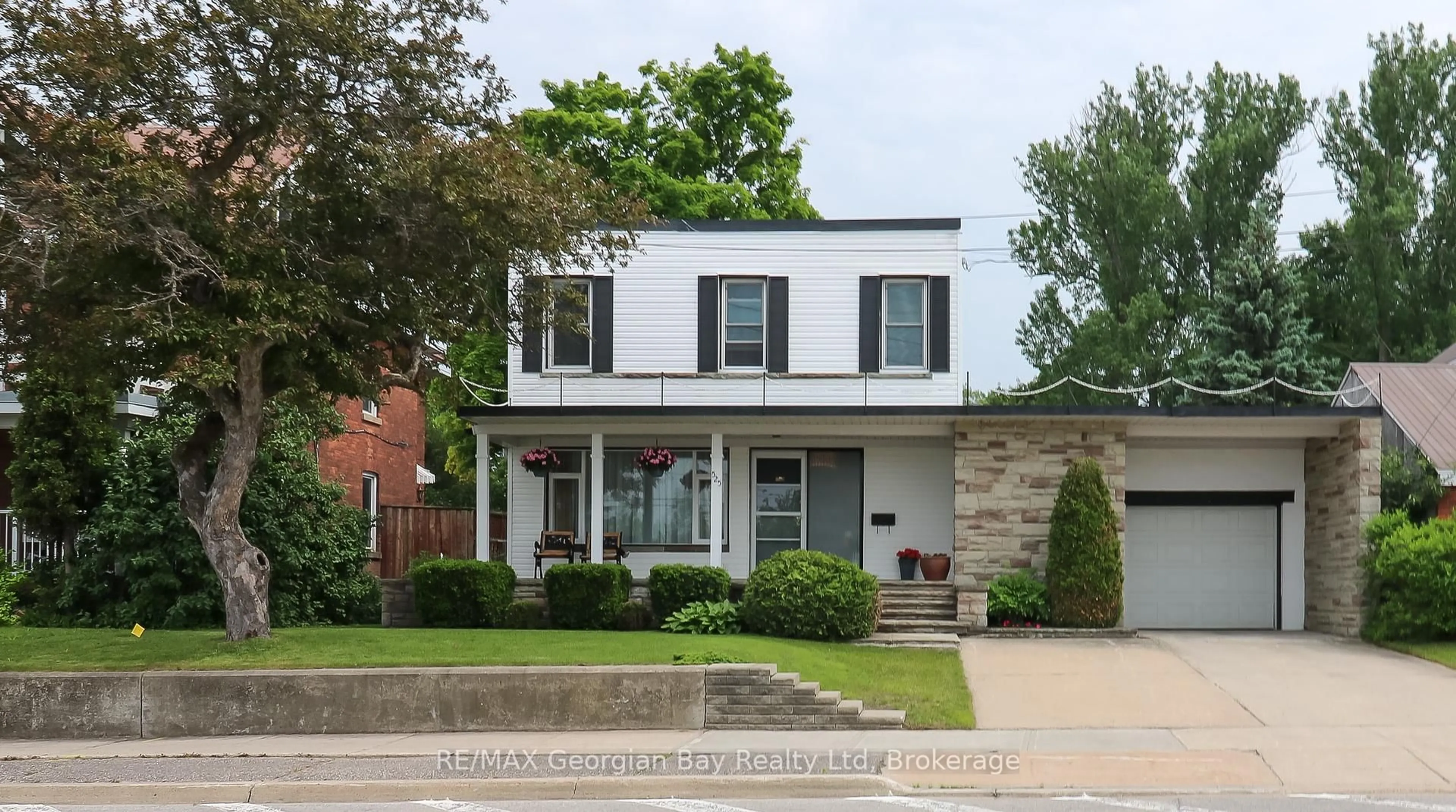 Home with brick exterior material, street for 525 Yonge St, Midland Ontario L4R 2T6