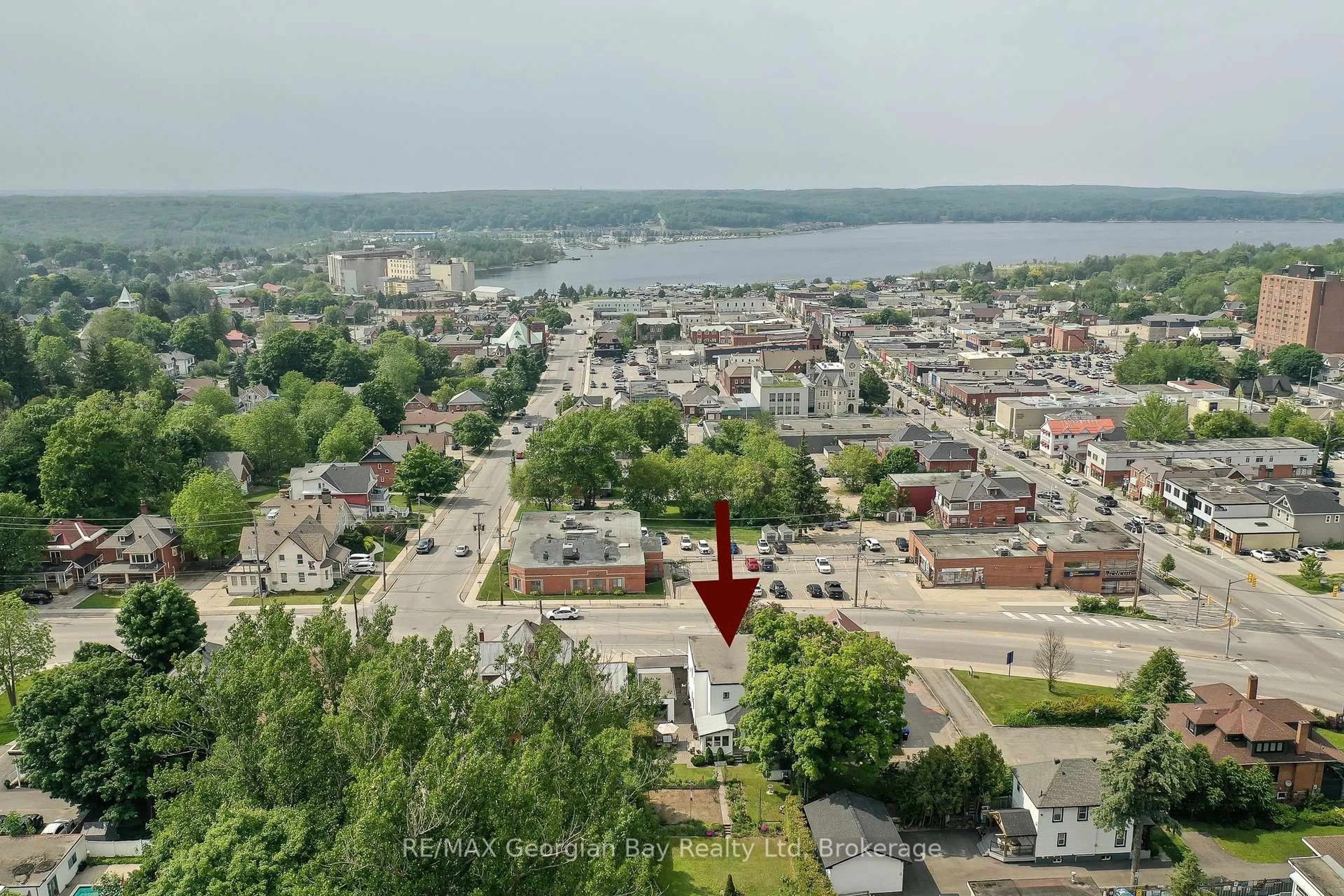 A pic from outside/outdoor area/front of a property/back of a property/a pic from drone, water/lake/river/ocean view for 525 Yonge St, Midland Ontario L4R 2T6