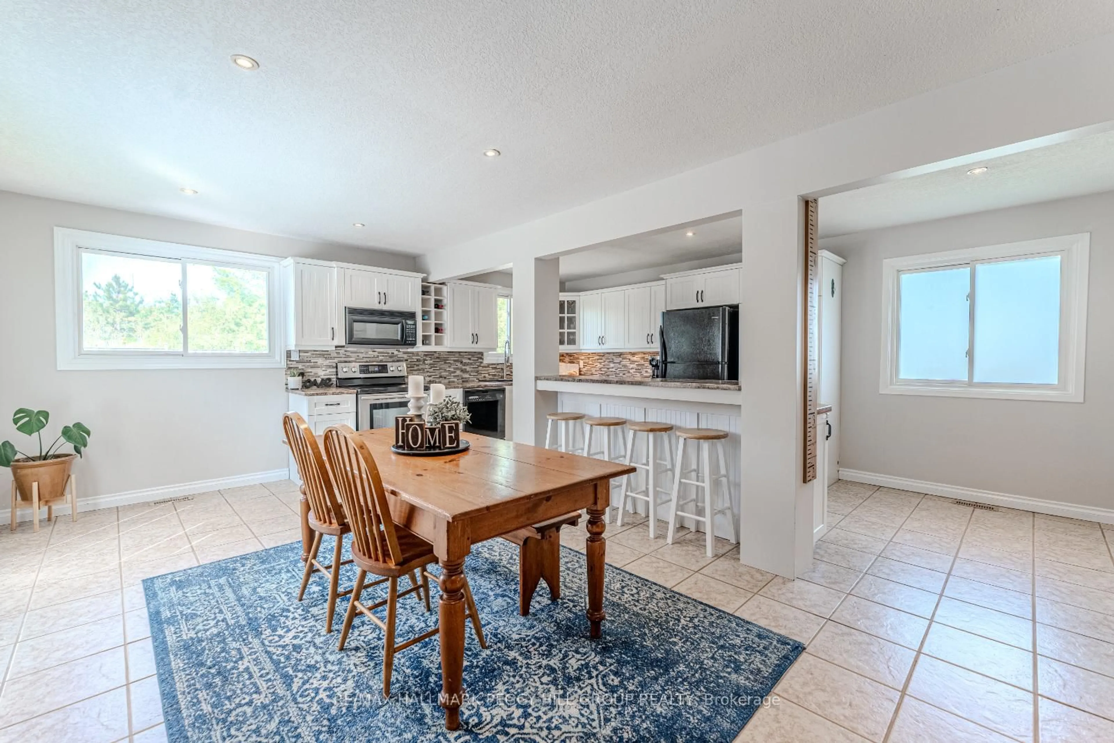 Open concept kitchen, ceramic/tile floor for 40 McConkey Pl, Barrie Ontario L4N 6H1
