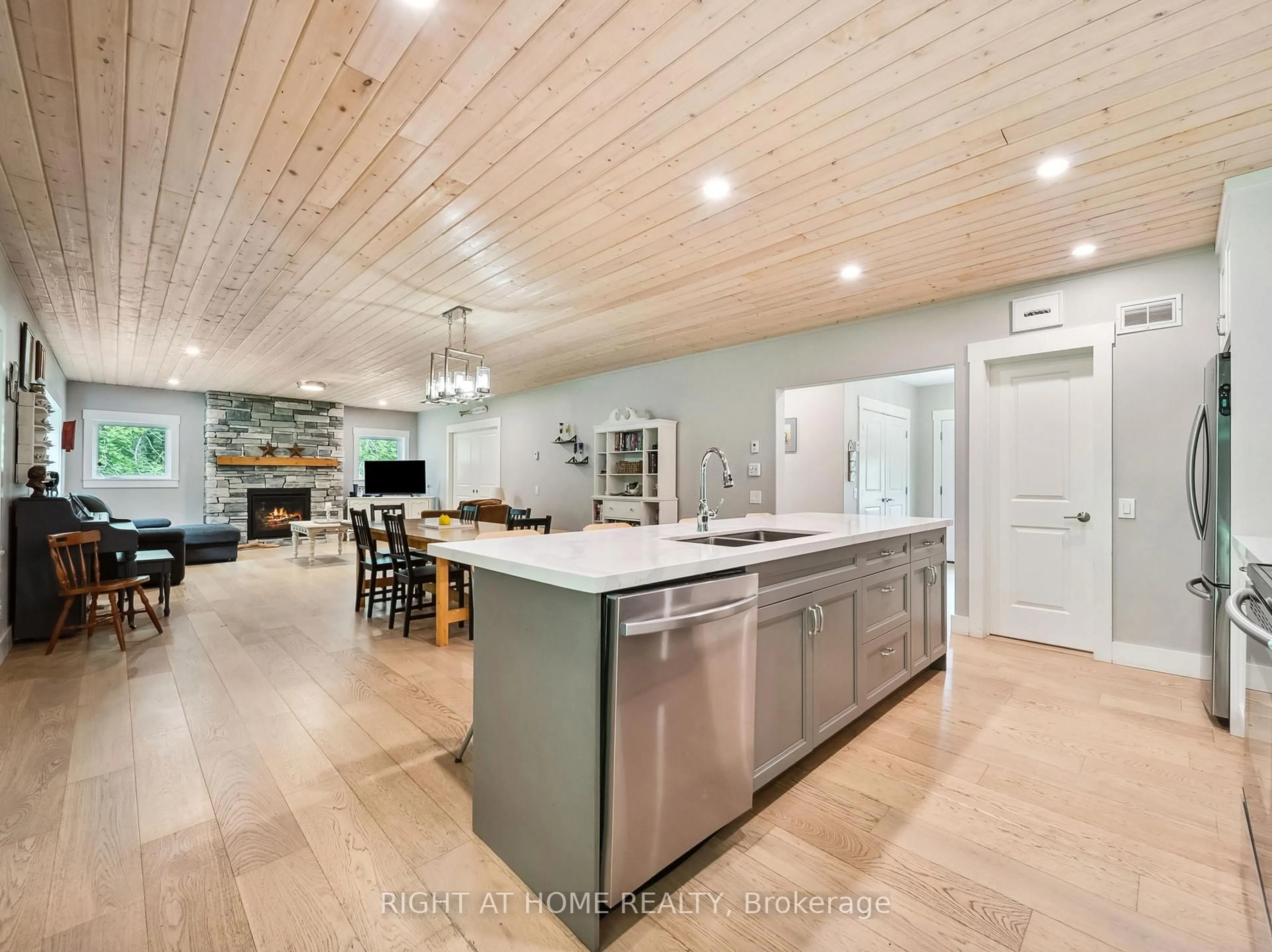 Open concept kitchen, unknown for 4098 Cambrian Rd, Severn Ontario L0K 2B0