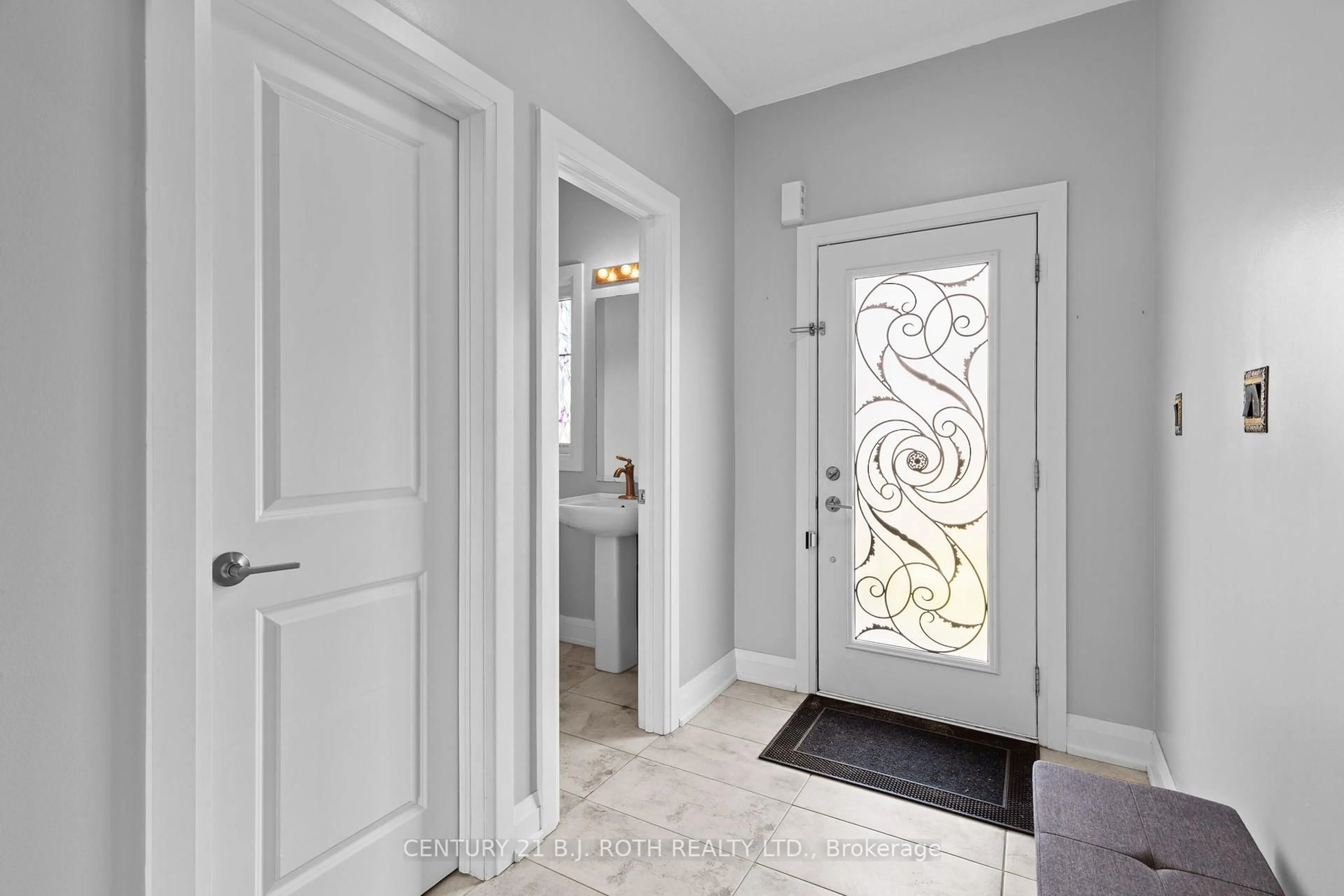 Indoor entryway for 10 ALASKAN Hts, Barrie Ontario L9J 0H9