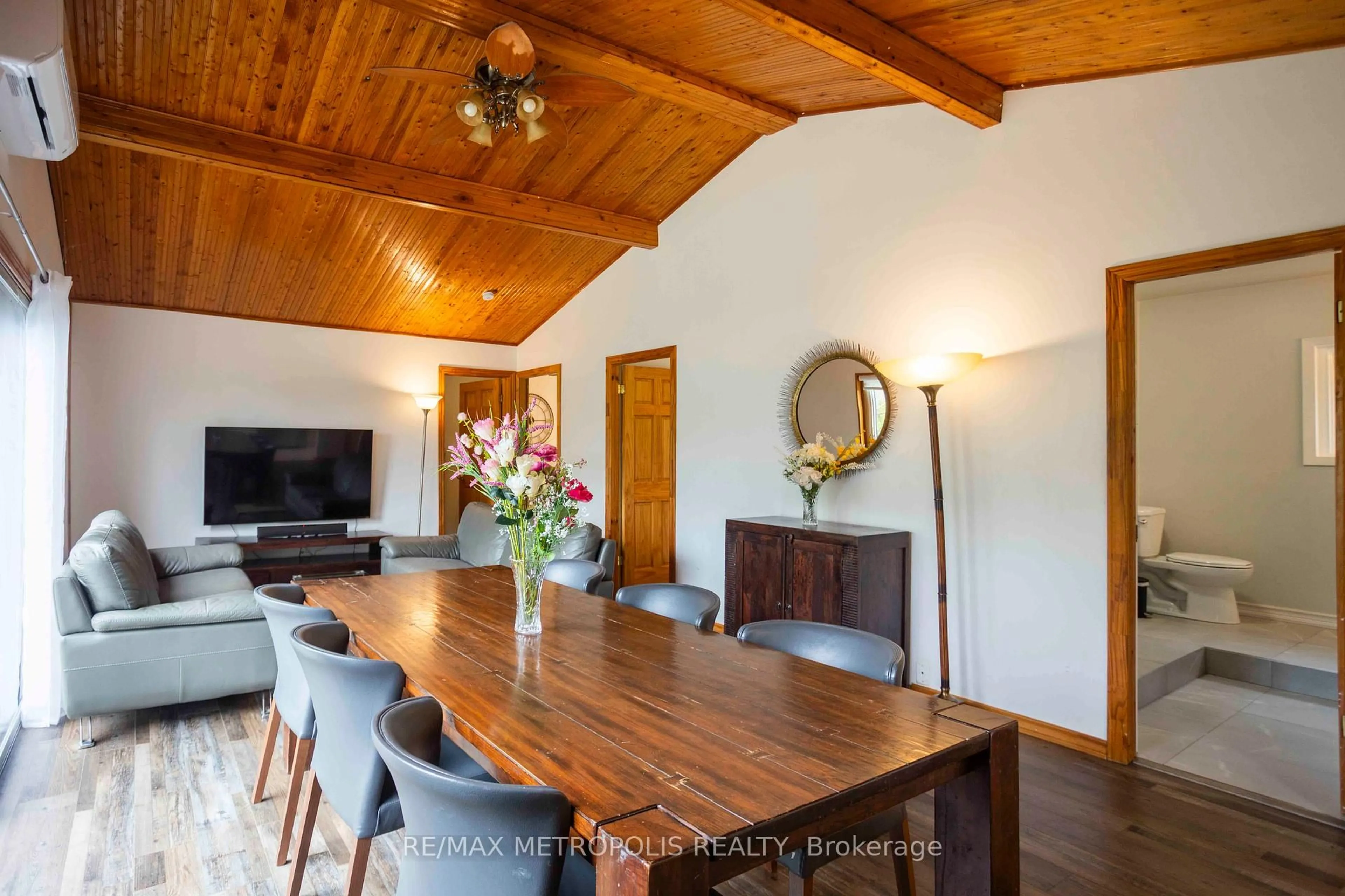 Dining room, wood/laminate floor for 56 Georgian Manor Dr, Collingwood Ontario L9Y 3Z1