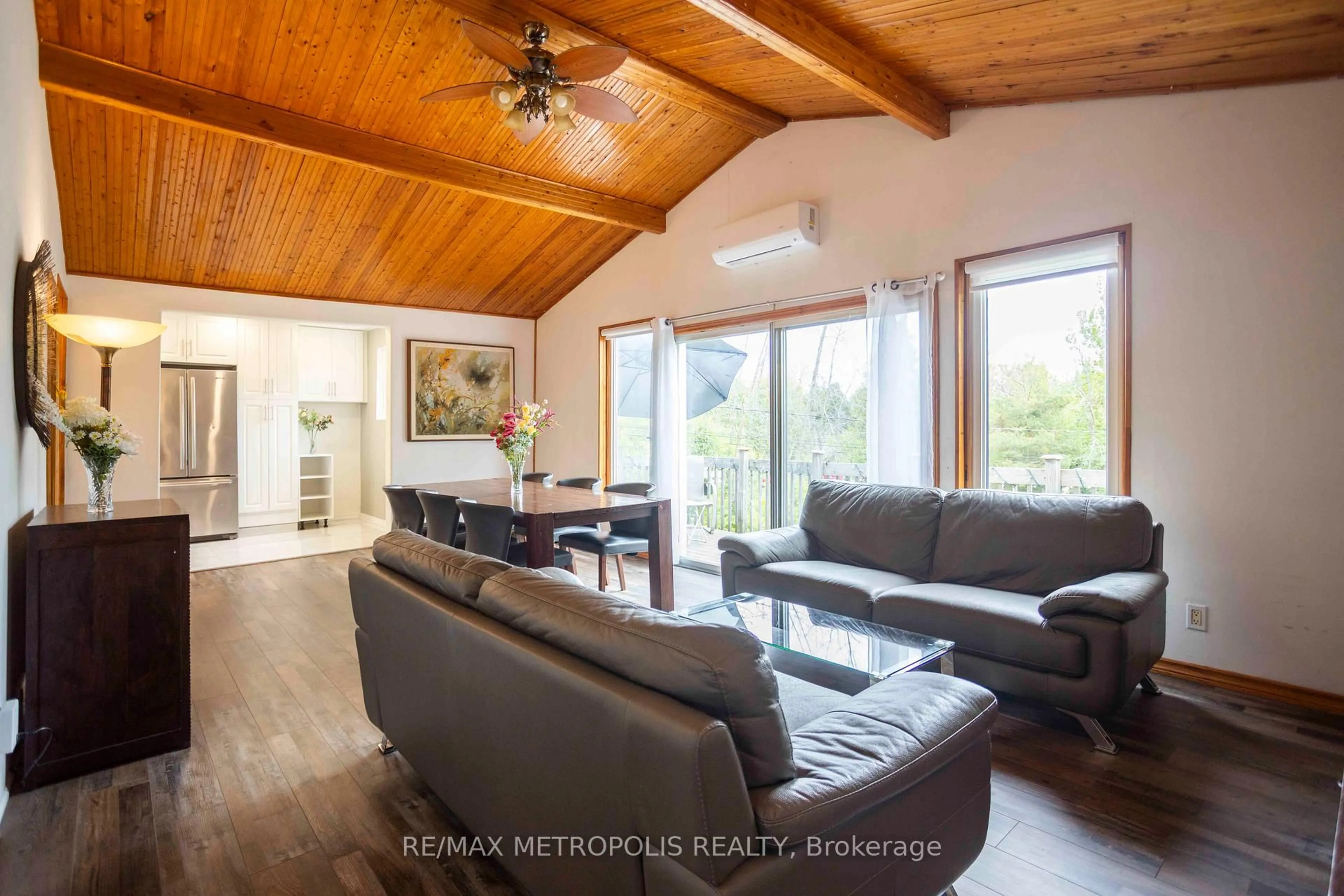 Living room with furniture, unknown for 56 Georgian Manor Dr, Collingwood Ontario L9Y 3Z1