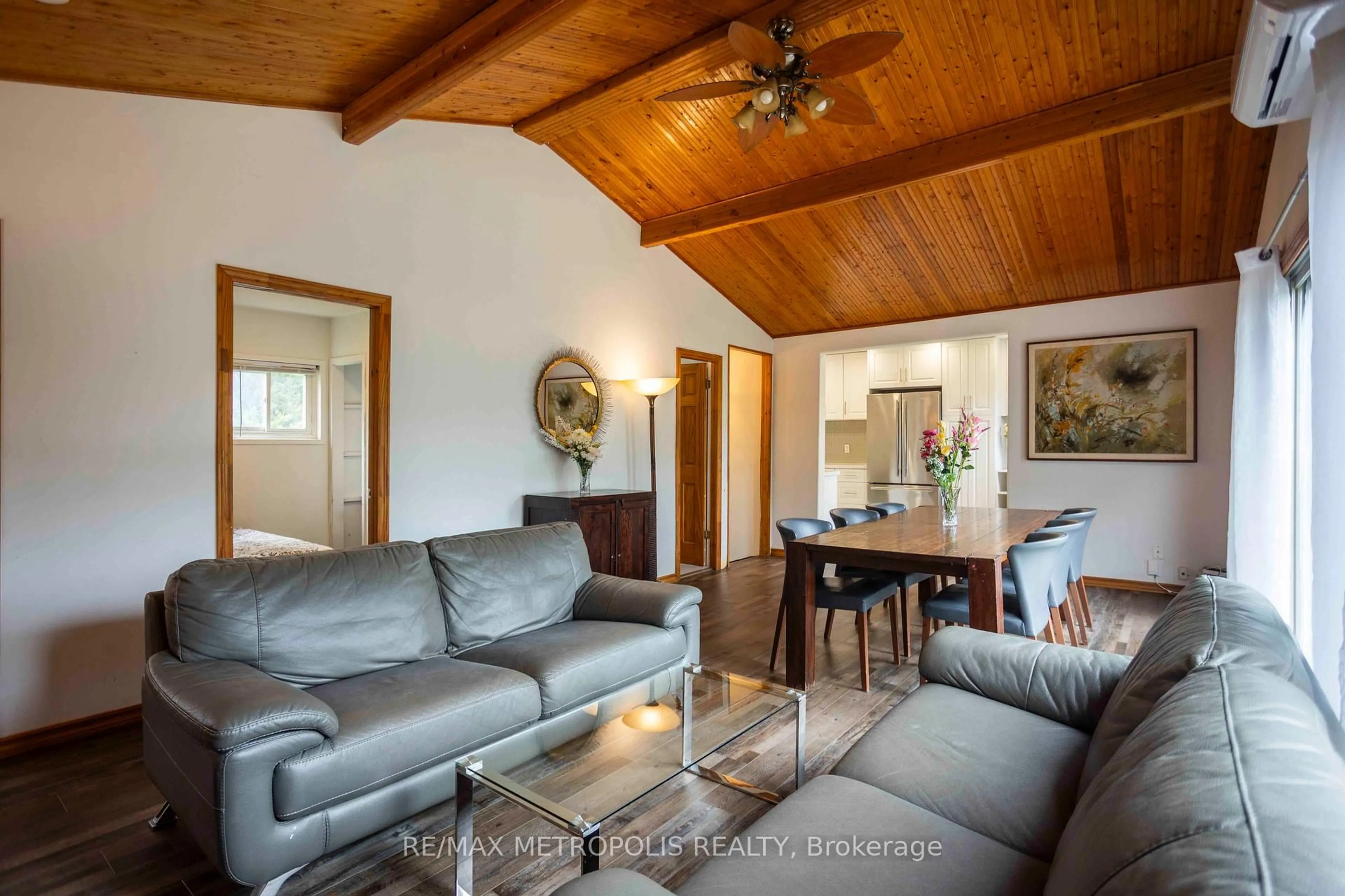 Living room with furniture, wood/laminate floor for 56 Georgian Manor Dr, Collingwood Ontario L9Y 3Z1
