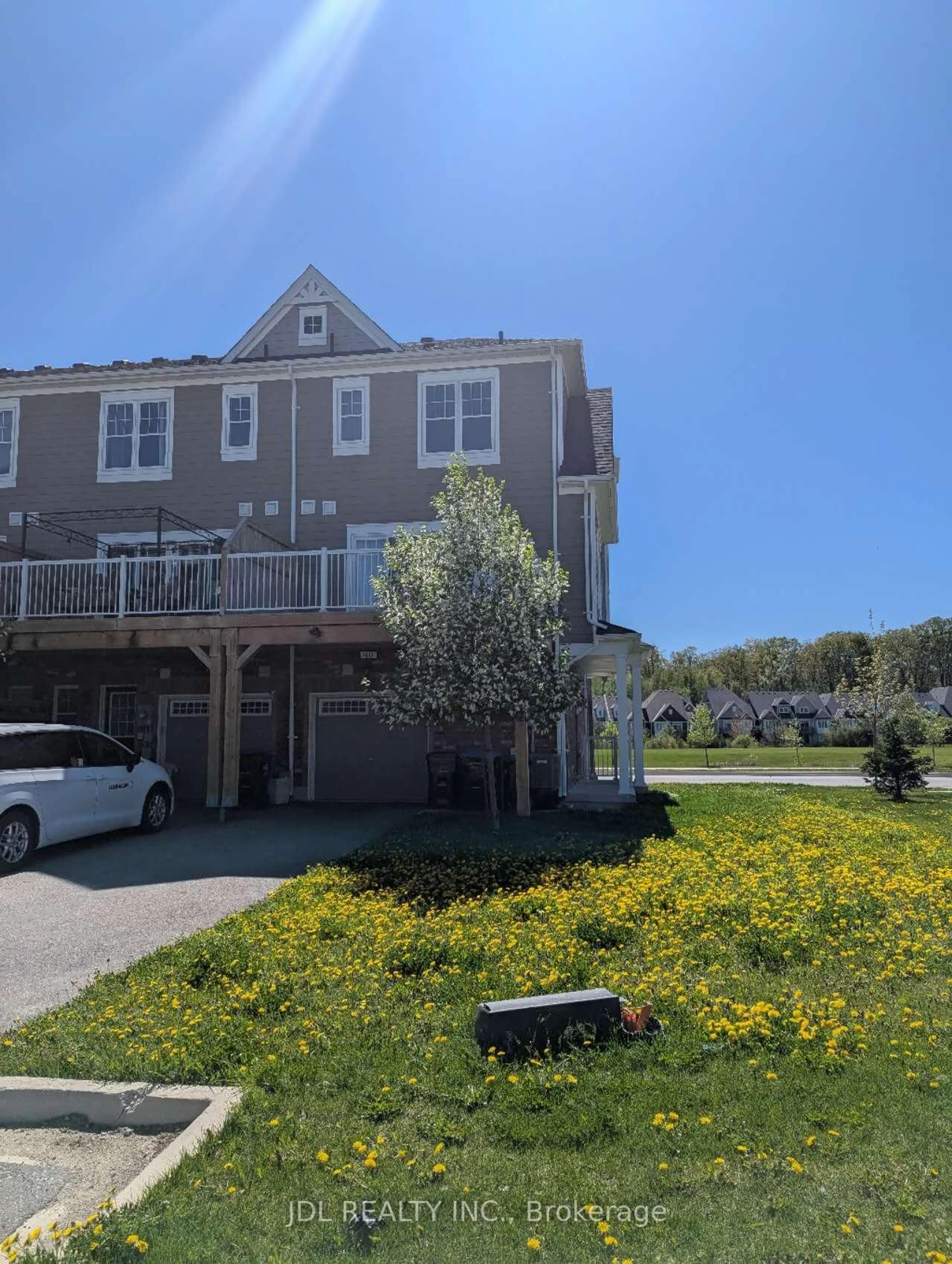 A pic from outside/outdoor area/front of a property/back of a property/a pic from drone, water/lake/river/ocean view for 40 Village Gate Dr, Wasaga Beach Ontario L9Z 0J7