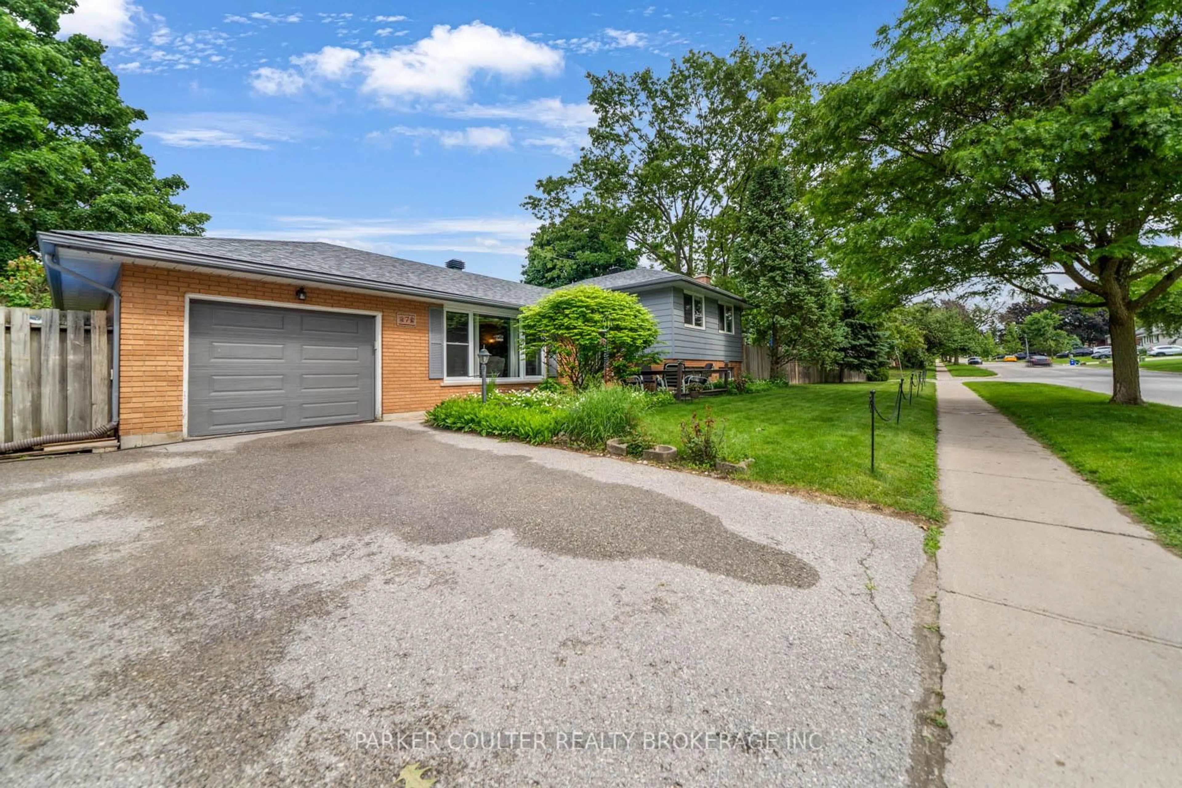 A pic from outside/outdoor area/front of a property/back of a property/a pic from drone, street for 7 Broadmoor Ave, Barrie Ontario L4N 3N1
