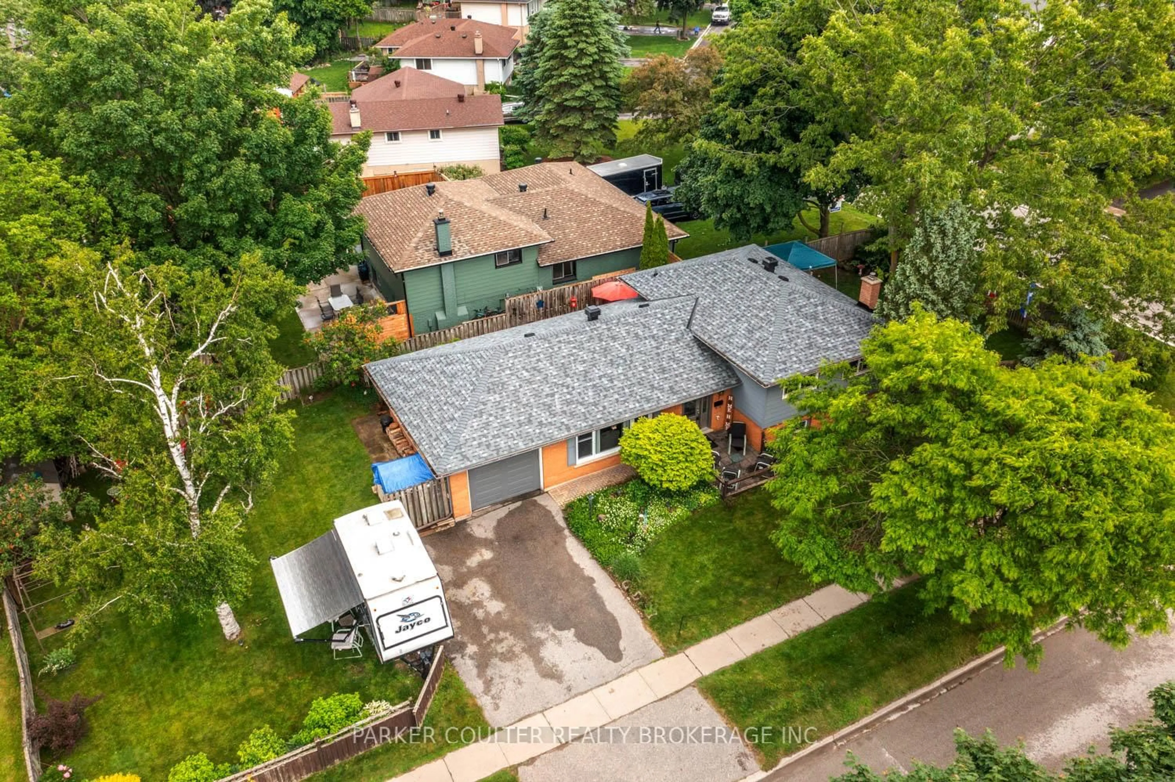 A pic from outside/outdoor area/front of a property/back of a property/a pic from drone, street for 7 Broadmoor Ave, Barrie Ontario L4N 3N1