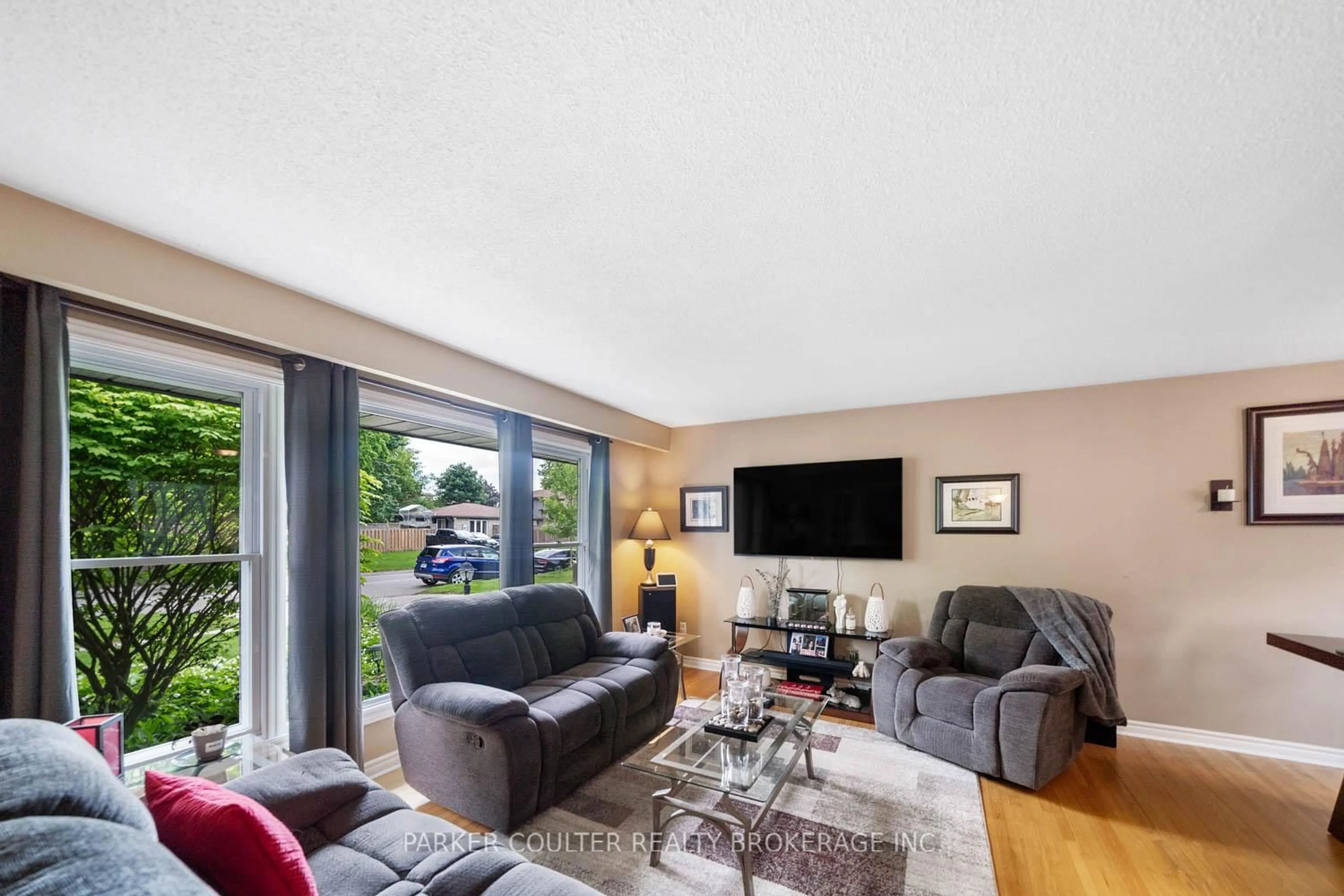 Living room with furniture, unknown for 7 Broadmoor Ave, Barrie Ontario L4N 3N1