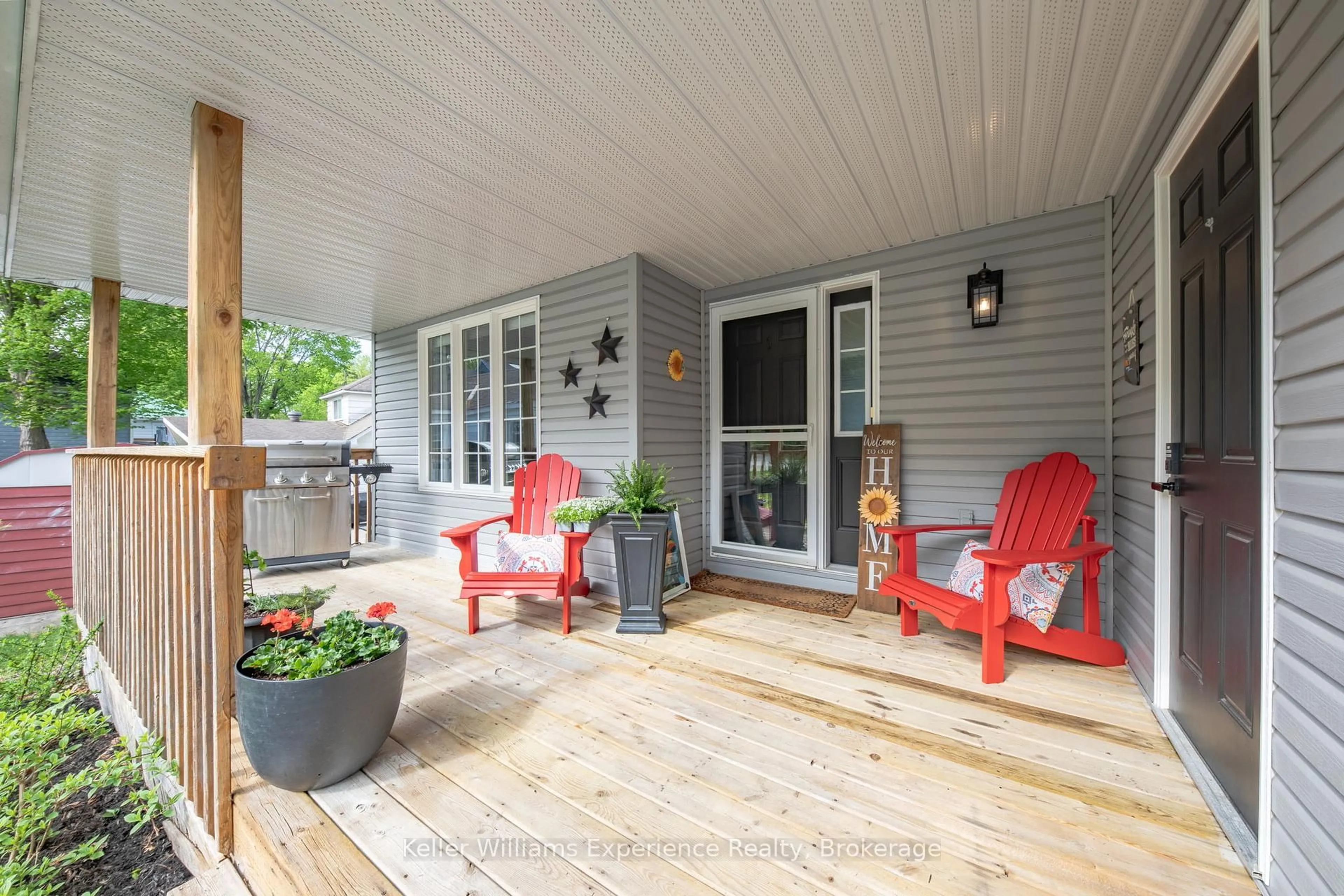 Patio, street for 10 Clarence Ave, Penetanguishene Ontario L9M 1A9