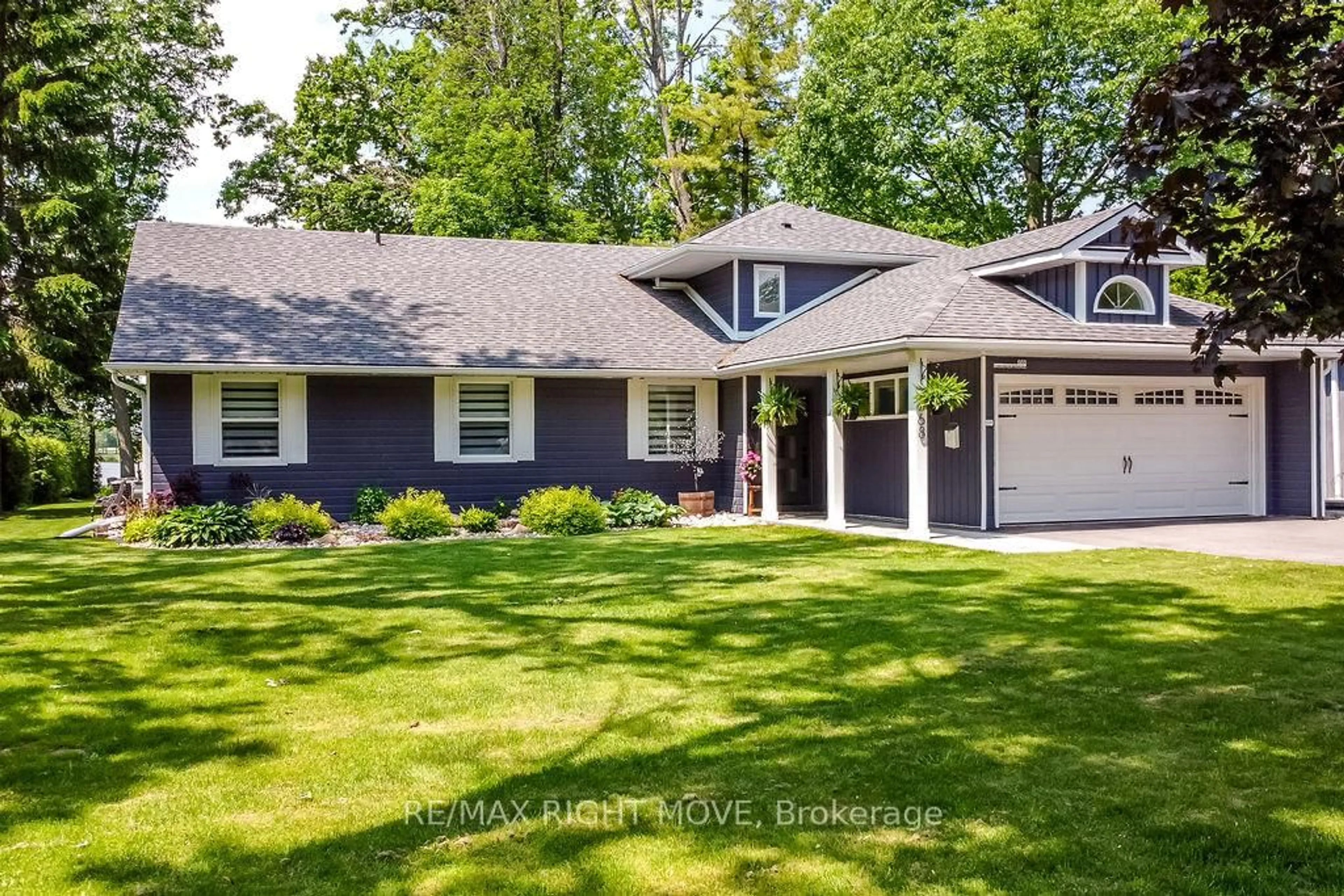 Home with vinyl exterior material, street for 668 Broadview Ave, Orillia Ontario L3V 6P2