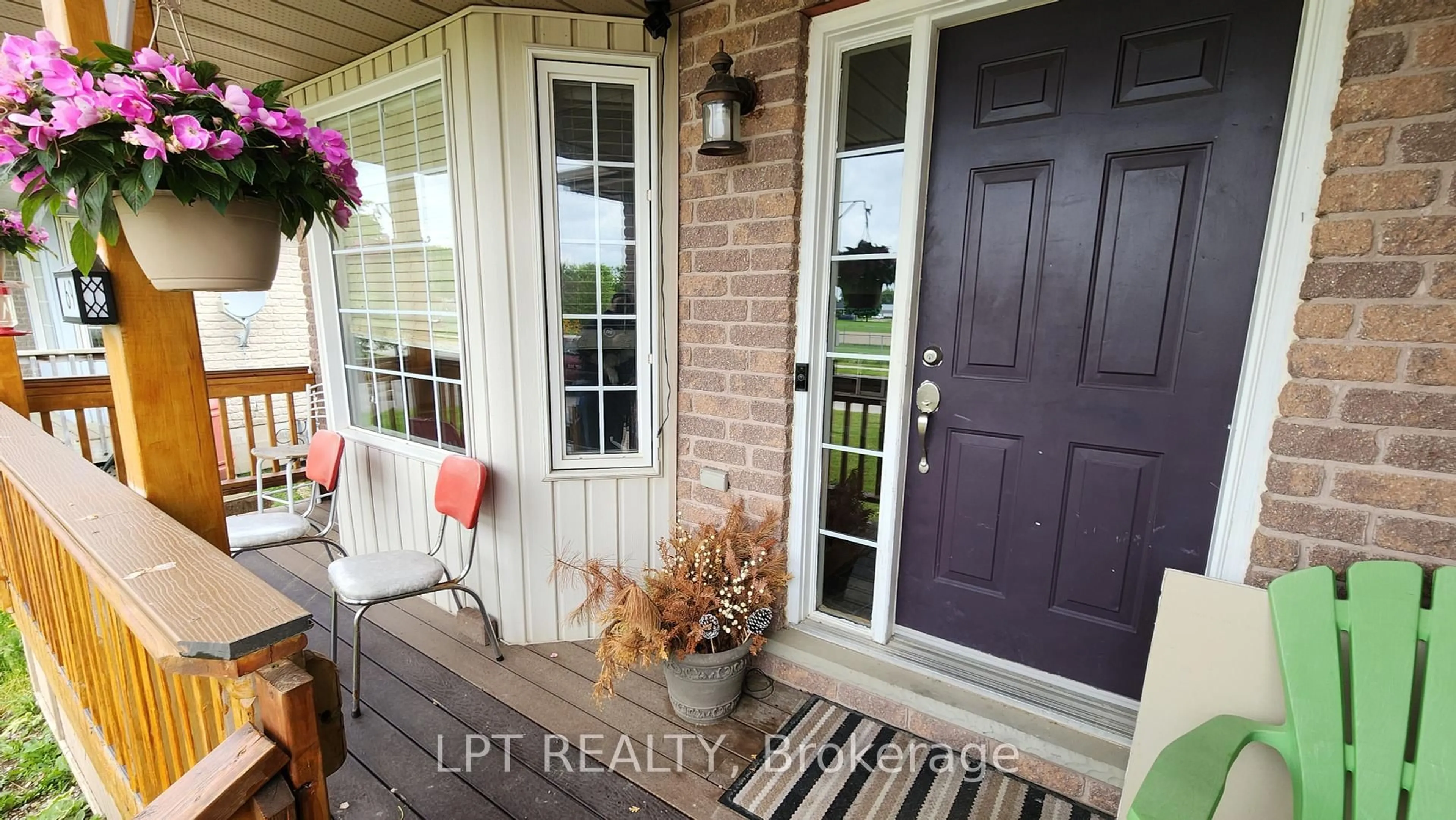 Indoor entryway for 69 Simcoe St, Springwater Ontario L0L 1P0