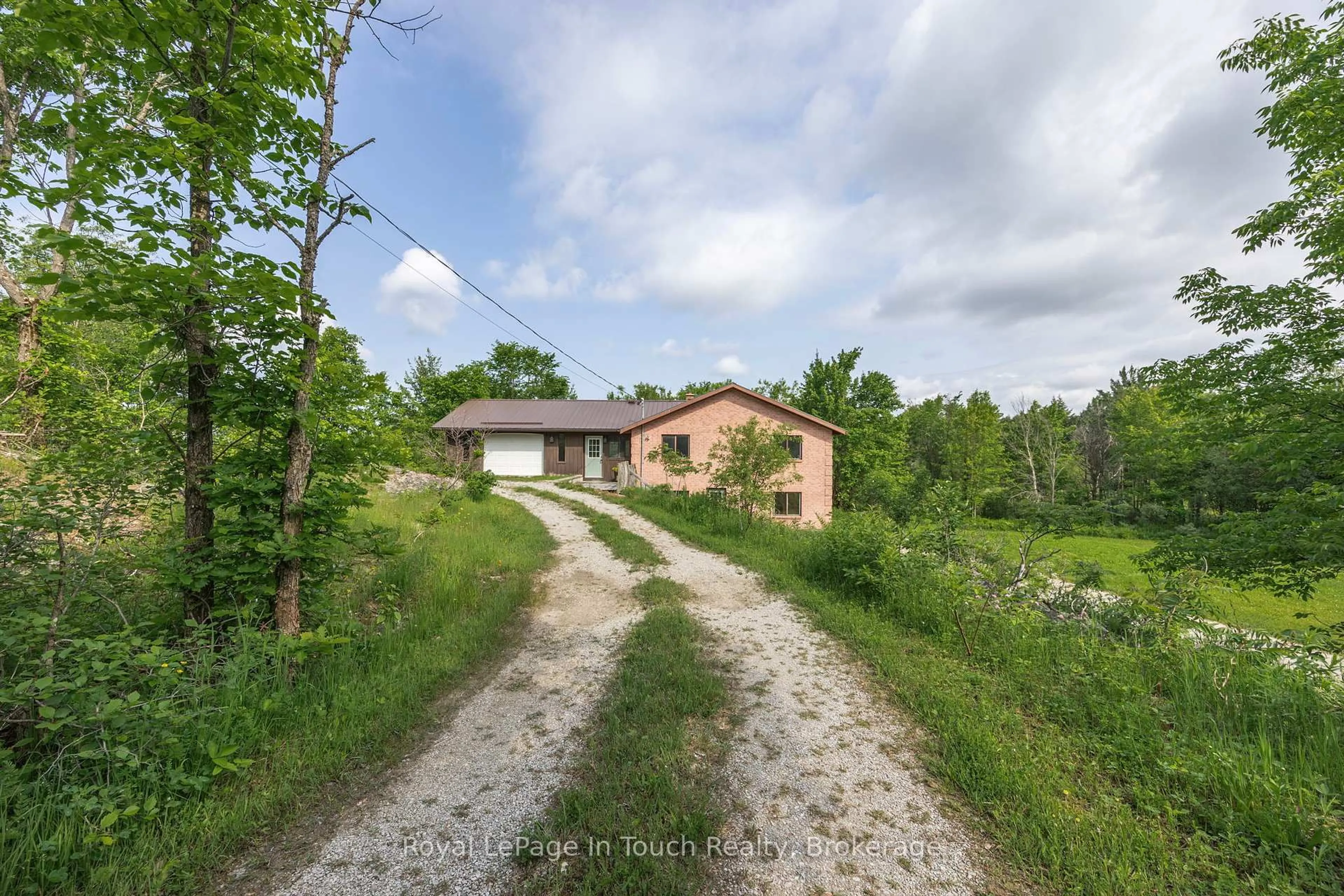 A pic from outside/outdoor area/front of a property/back of a property/a pic from drone, street for 1076 Kitchen Sdrd, Severn Ontario L0K 1E0