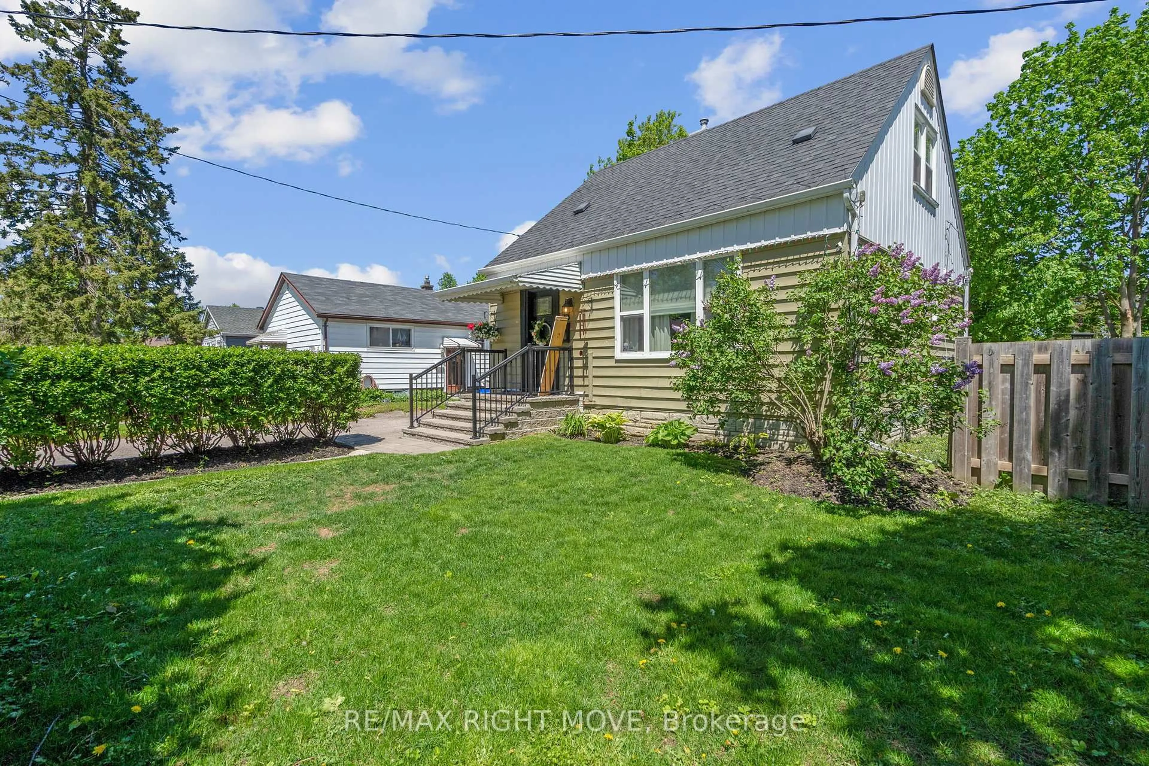 A pic from outside/outdoor area/front of a property/back of a property/a pic from drone, street for 13 Newton St, Barrie Ontario L4M 3N2