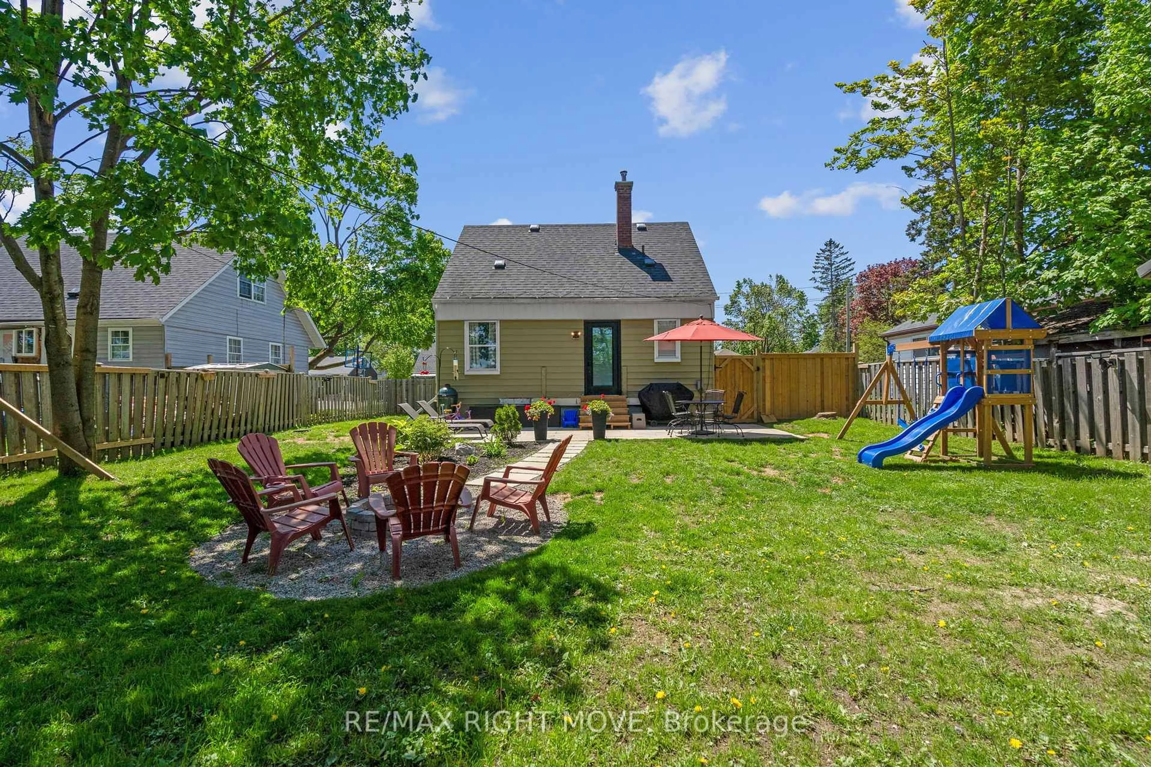 Patio, street for 13 Newton St, Barrie Ontario L4M 3N2