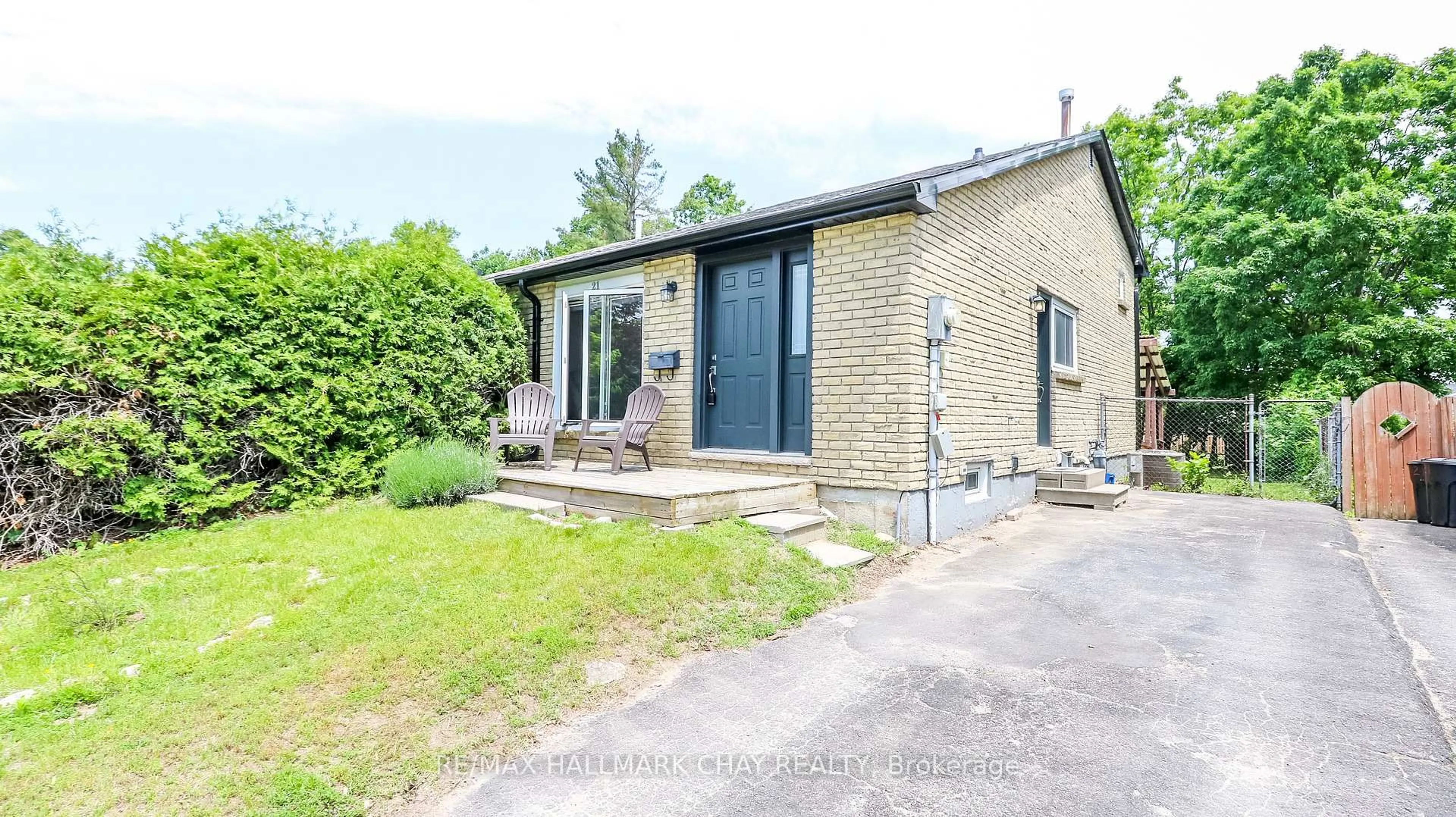 A pic from outside/outdoor area/front of a property/back of a property/a pic from drone, street for 21 Scott Cres, Barrie Ontario L4N 4W2