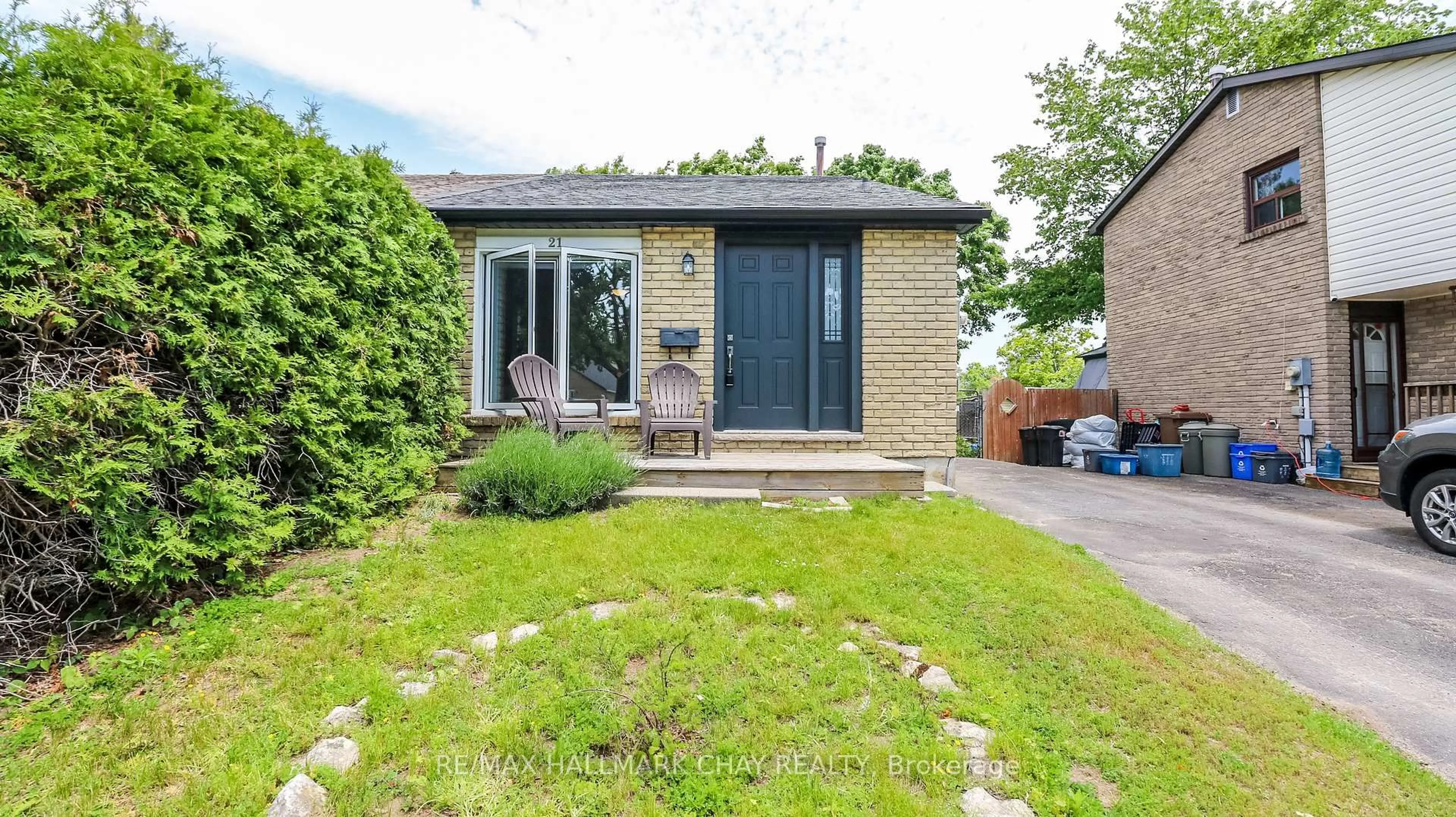 Home with brick exterior material, street for 21 Scott Cres, Barrie Ontario L4N 4W2