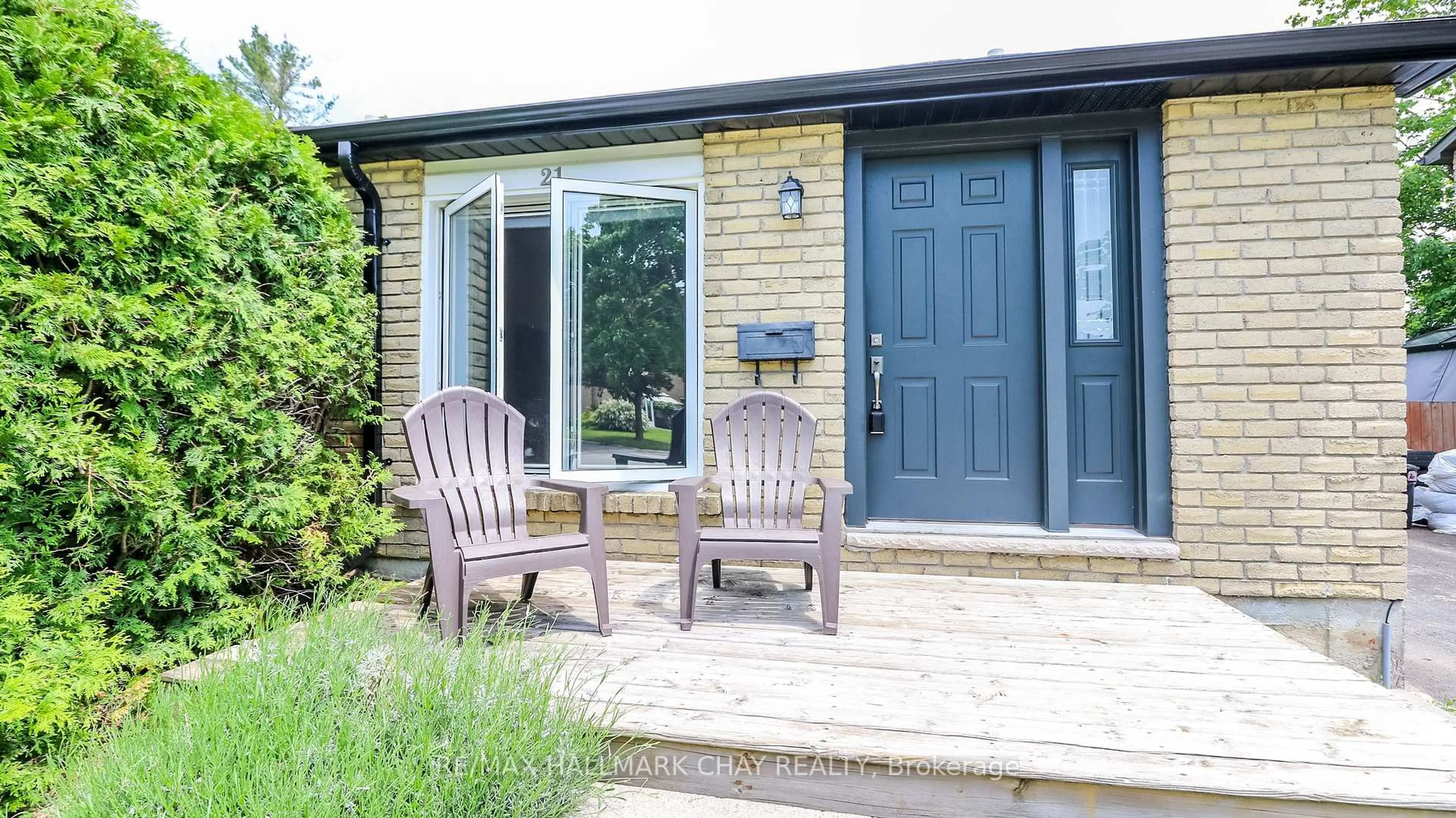 Patio, street for 21 Scott Cres, Barrie Ontario L4N 4W2