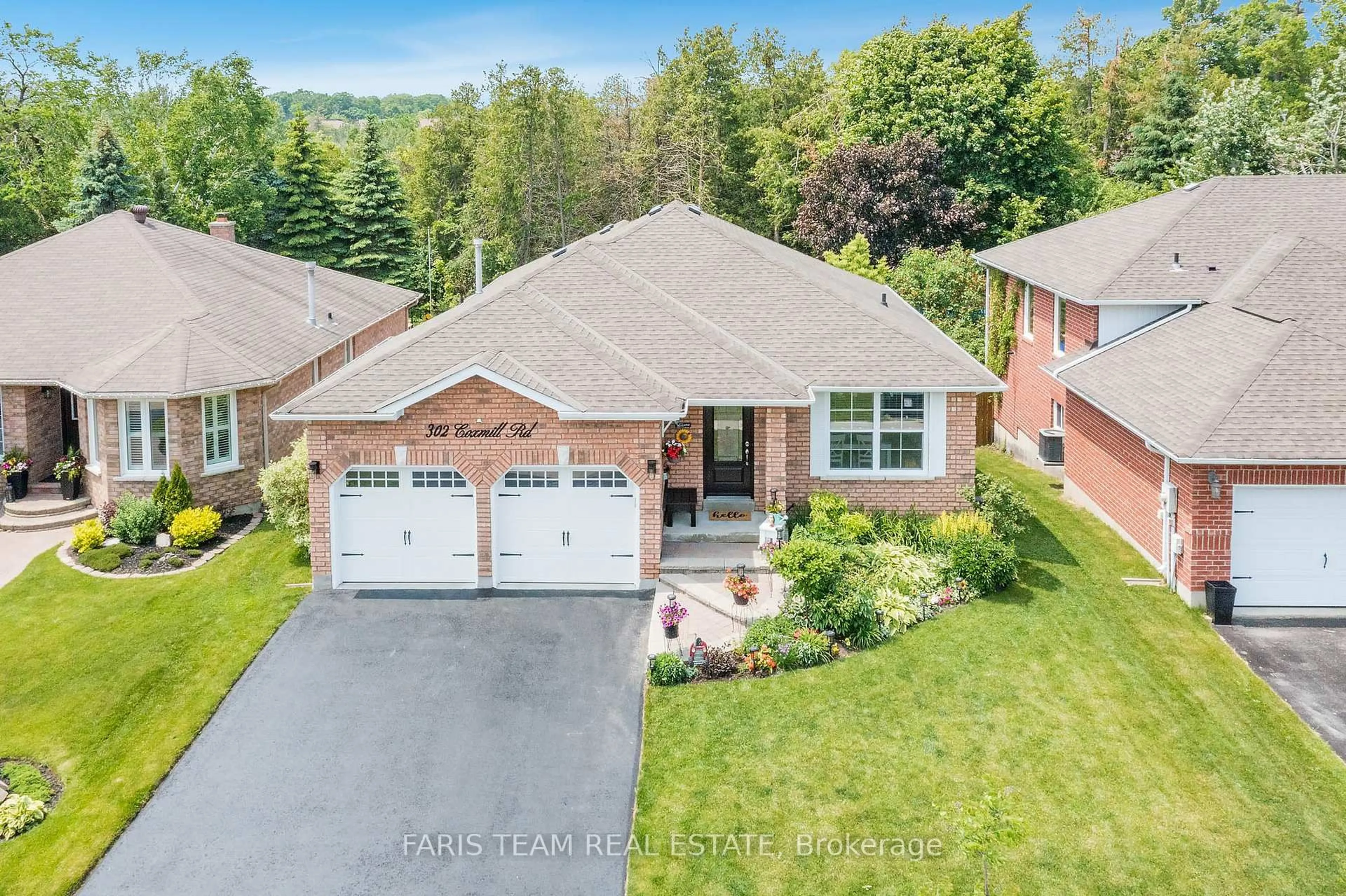 A pic from outside/outdoor area/front of a property/back of a property/a pic from drone, street for 302 Cox Mill Rd, Barrie Ontario L4N 8V3